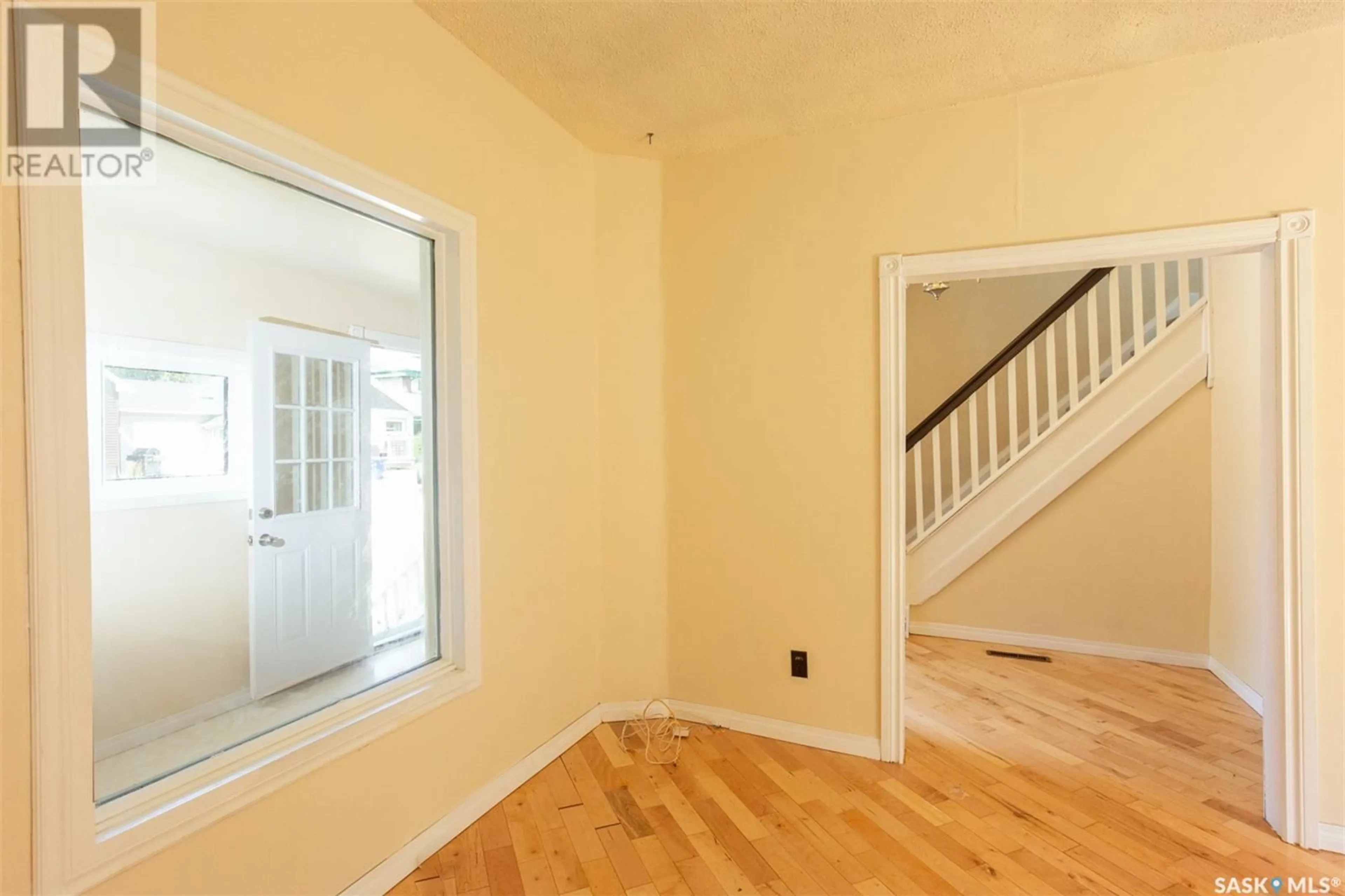 Indoor entryway, wood floors for 881 Elgin AVENUE, Moose Jaw Saskatchewan S6H4G6