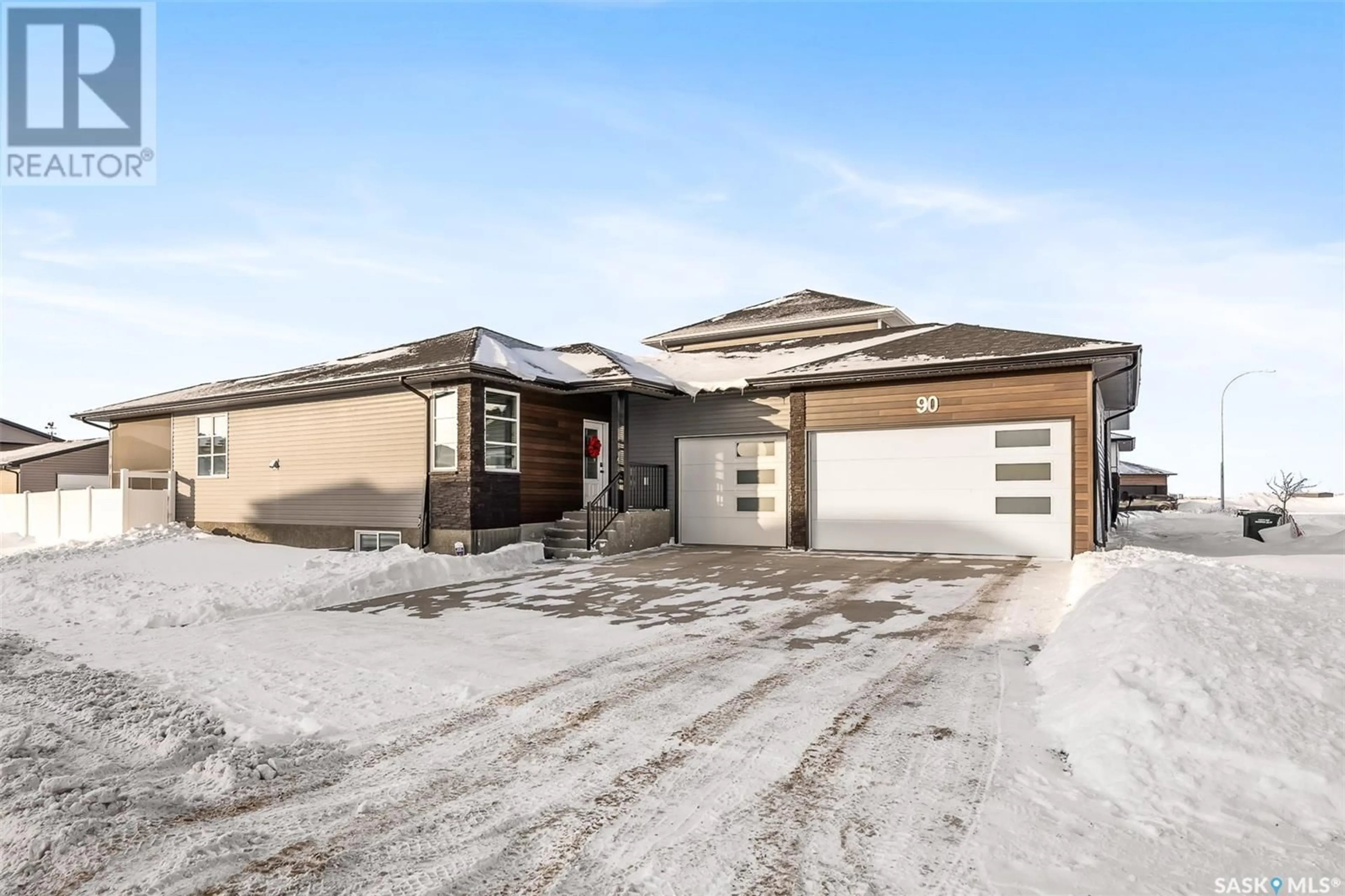 Frontside or backside of a home, the street view for 90 Clunie COURT, Moose Jaw Saskatchewan S6J0E3