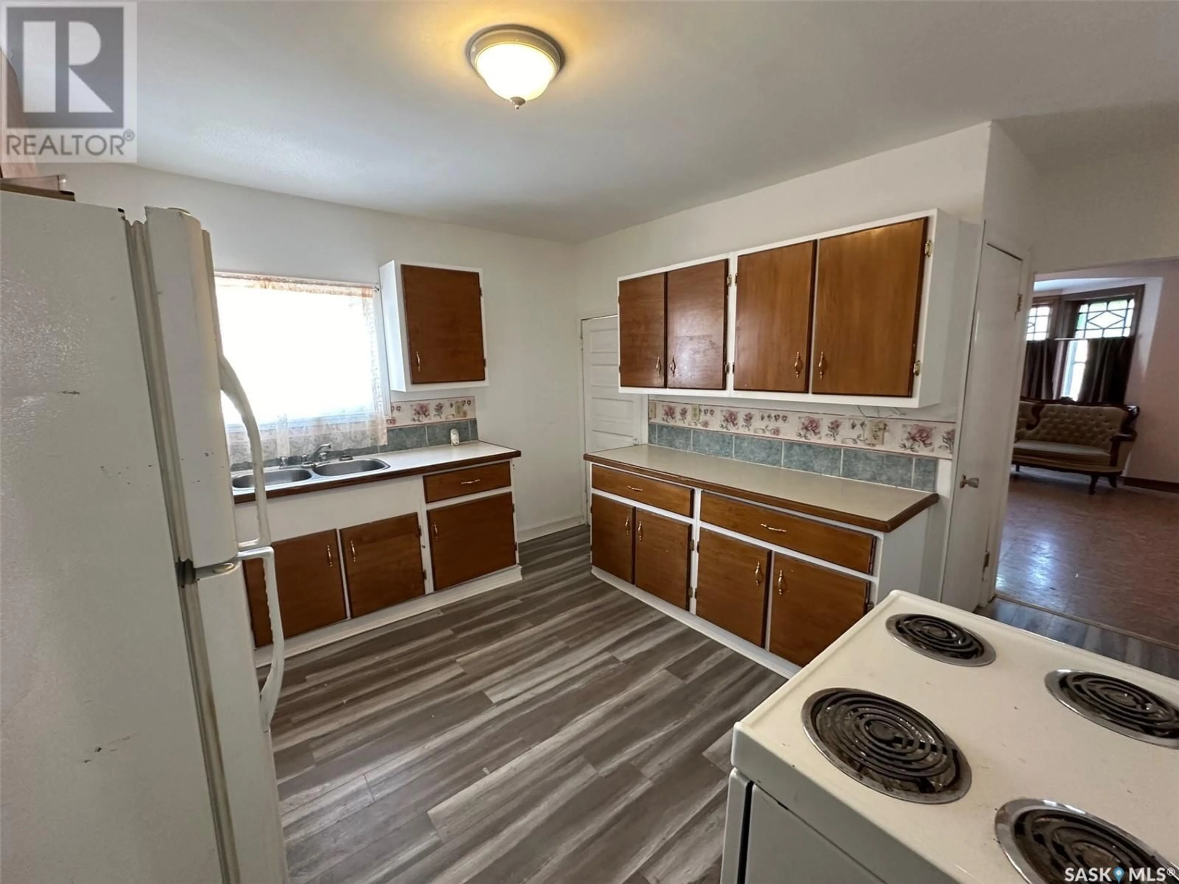 Standard kitchen, wood floors for 777 Coteau STREET W, Moose Jaw Saskatchewan S6H5E7