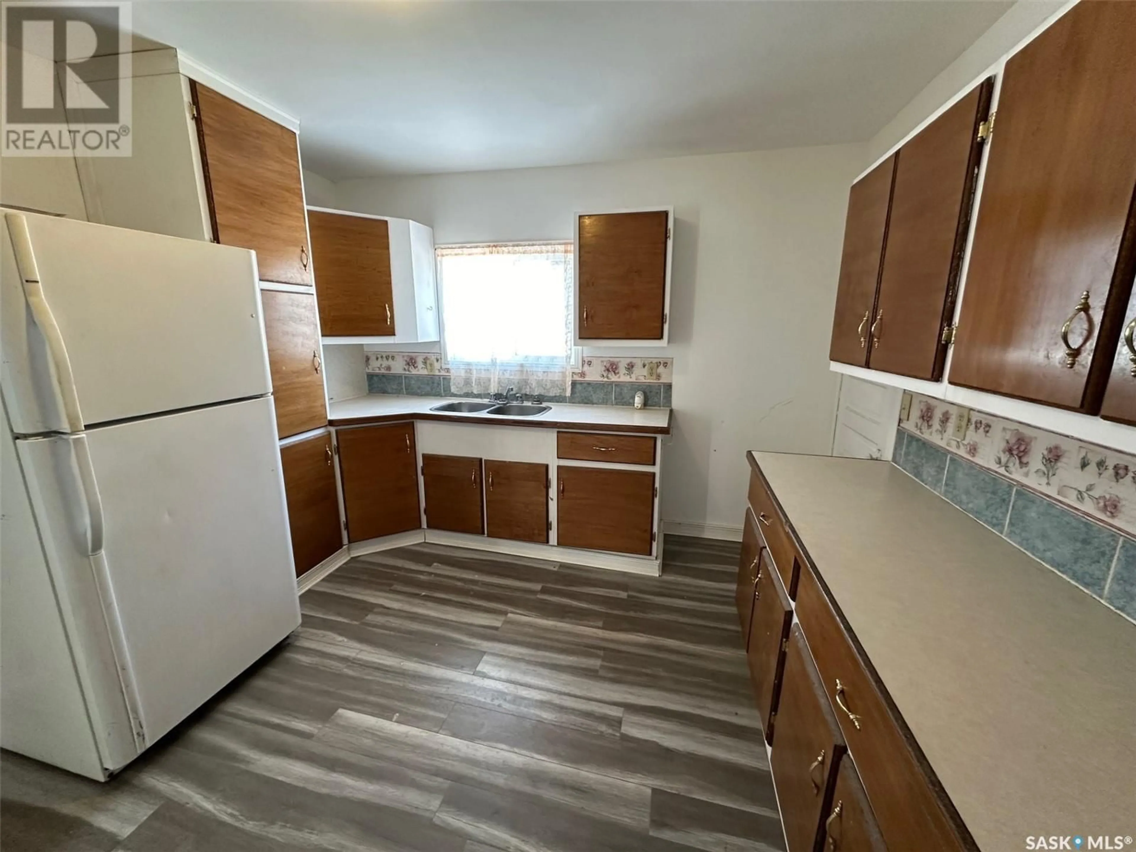 Standard kitchen, wood floors, cottage for 777 Coteau STREET W, Moose Jaw Saskatchewan S6H5E7