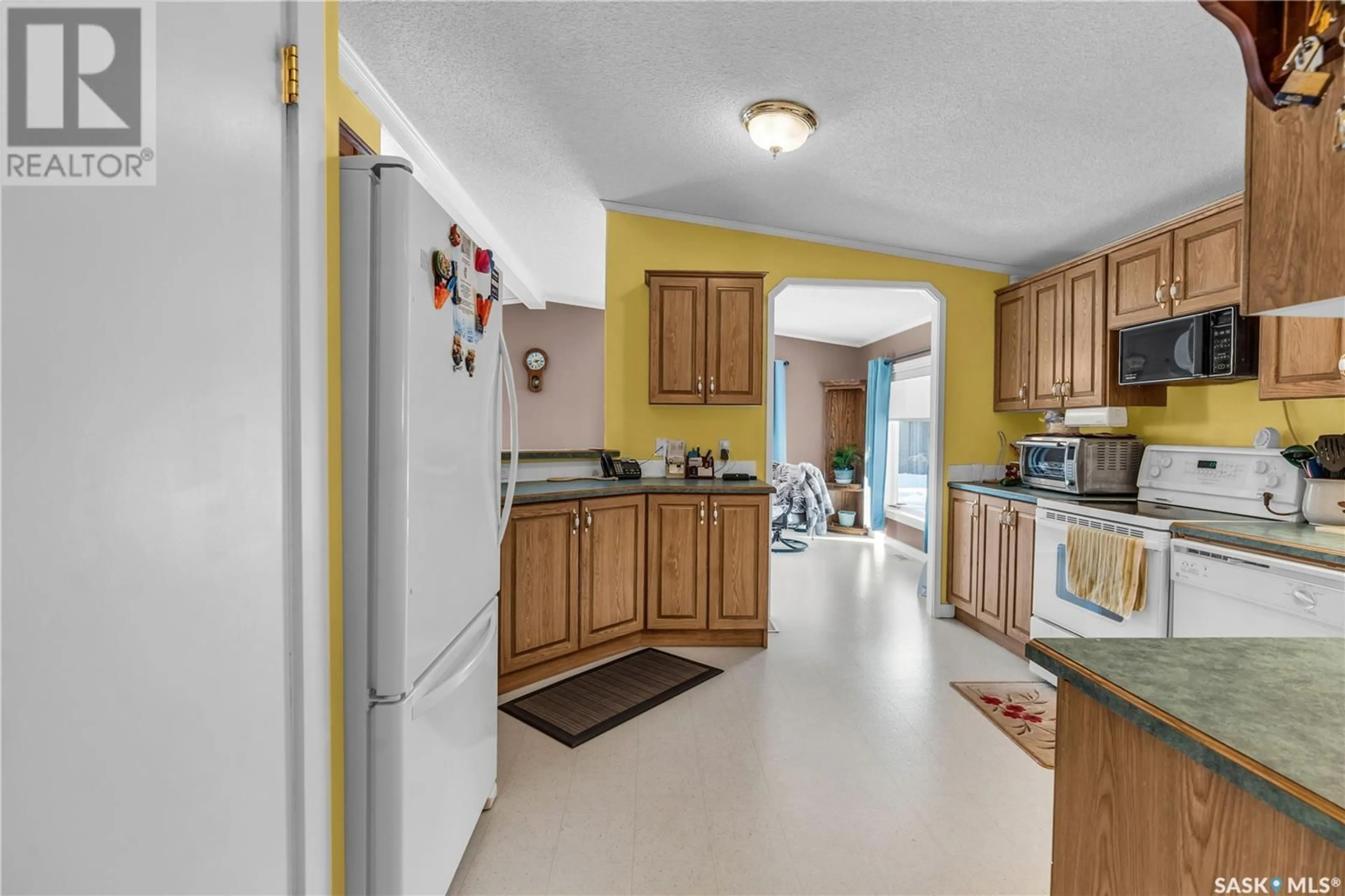 Standard kitchen, ceramic/tile floor for 510 City View ESTATES, Sherwood Rm No. 159 Saskatchewan S4P3W8