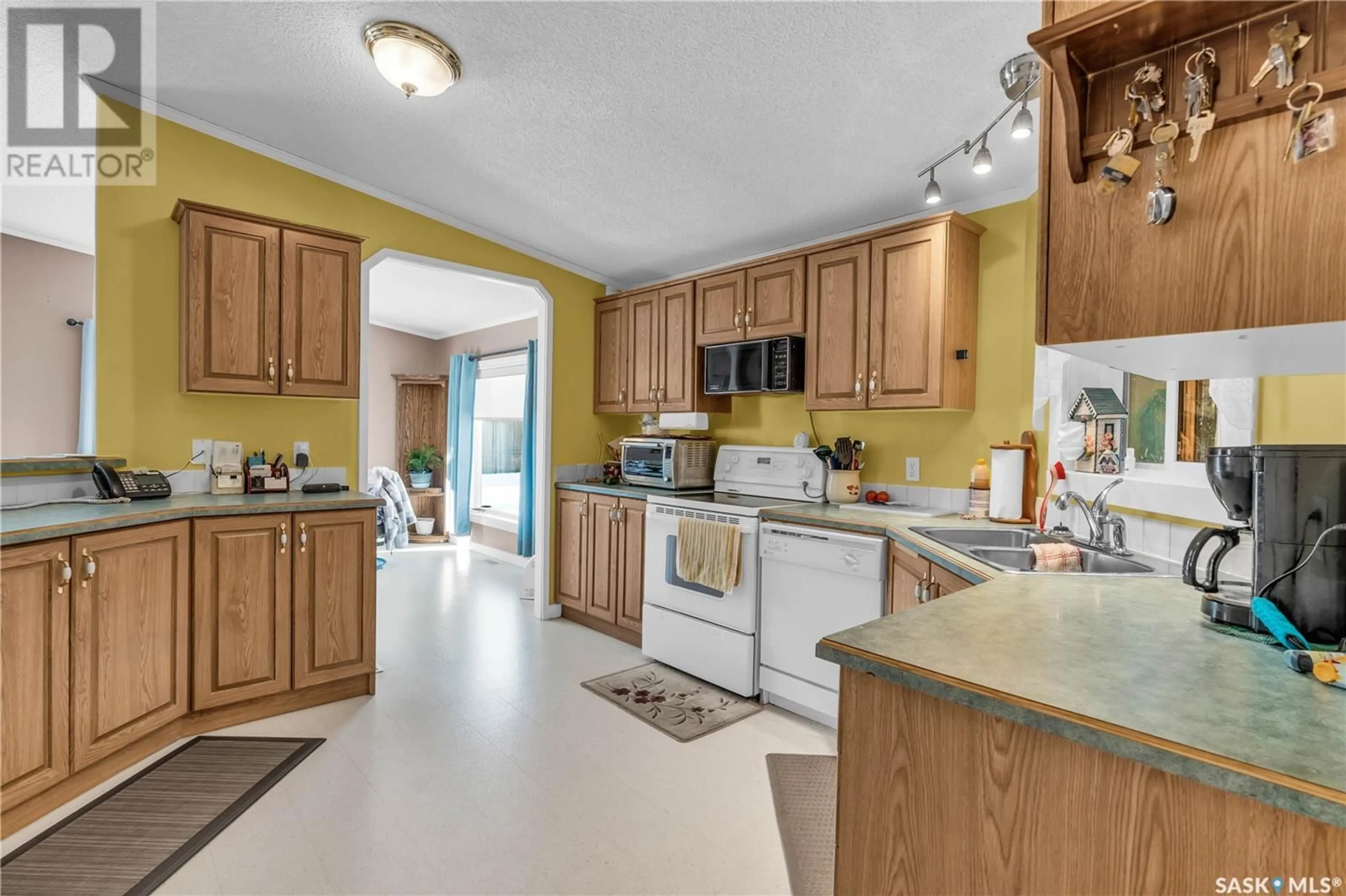 Standard kitchen, ceramic/tile floor for 510 City View ESTATES, Sherwood Rm No. 159 Saskatchewan S4P3W8