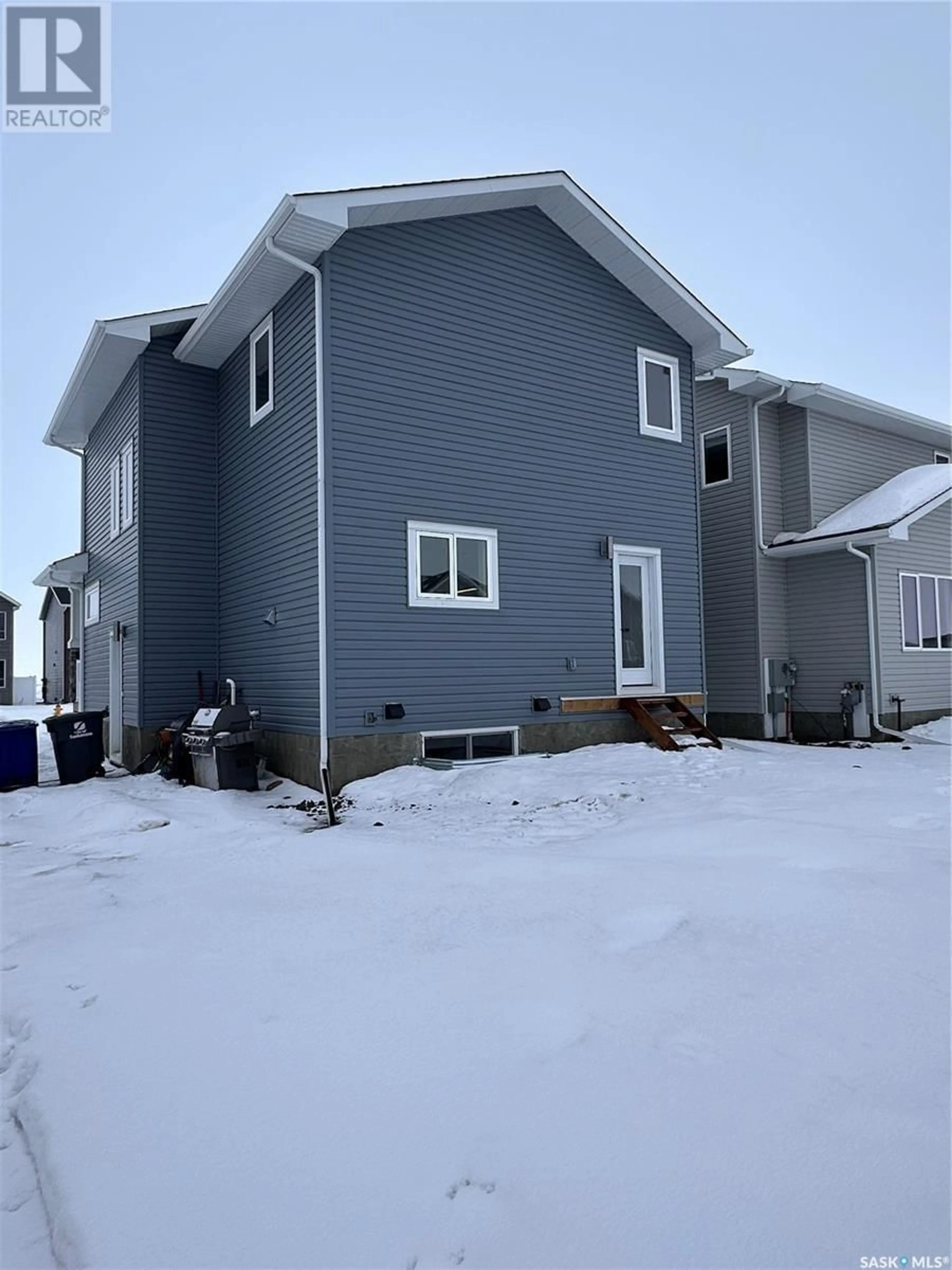 Home with vinyl exterior material, building for 736 Henry Dayday ROAD, Saskatoon Saskatchewan S7W1E2