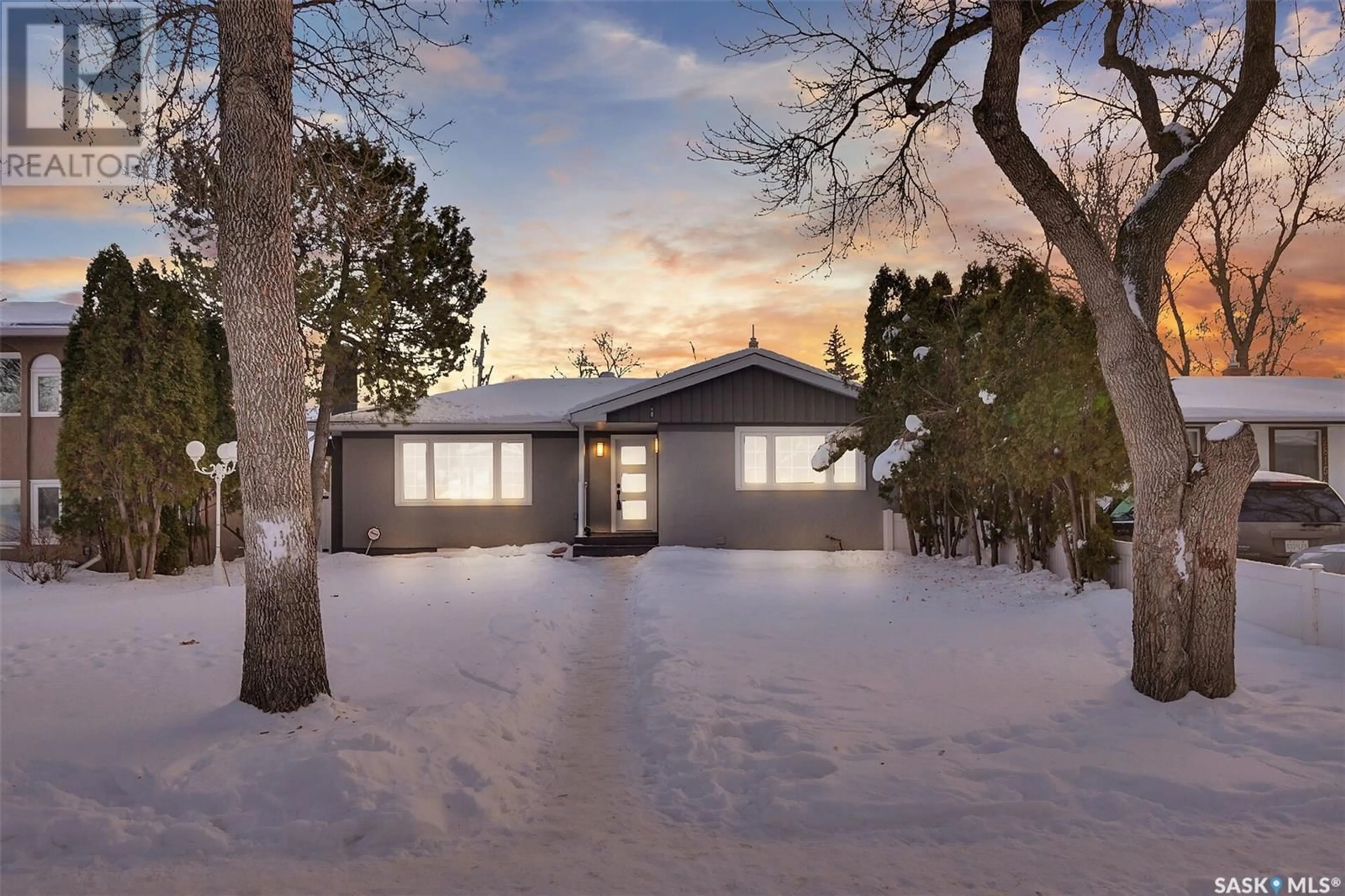 Frontside or backside of a home, cottage for 2811 Assiniboine AVENUE, Regina Saskatchewan S4S1E2