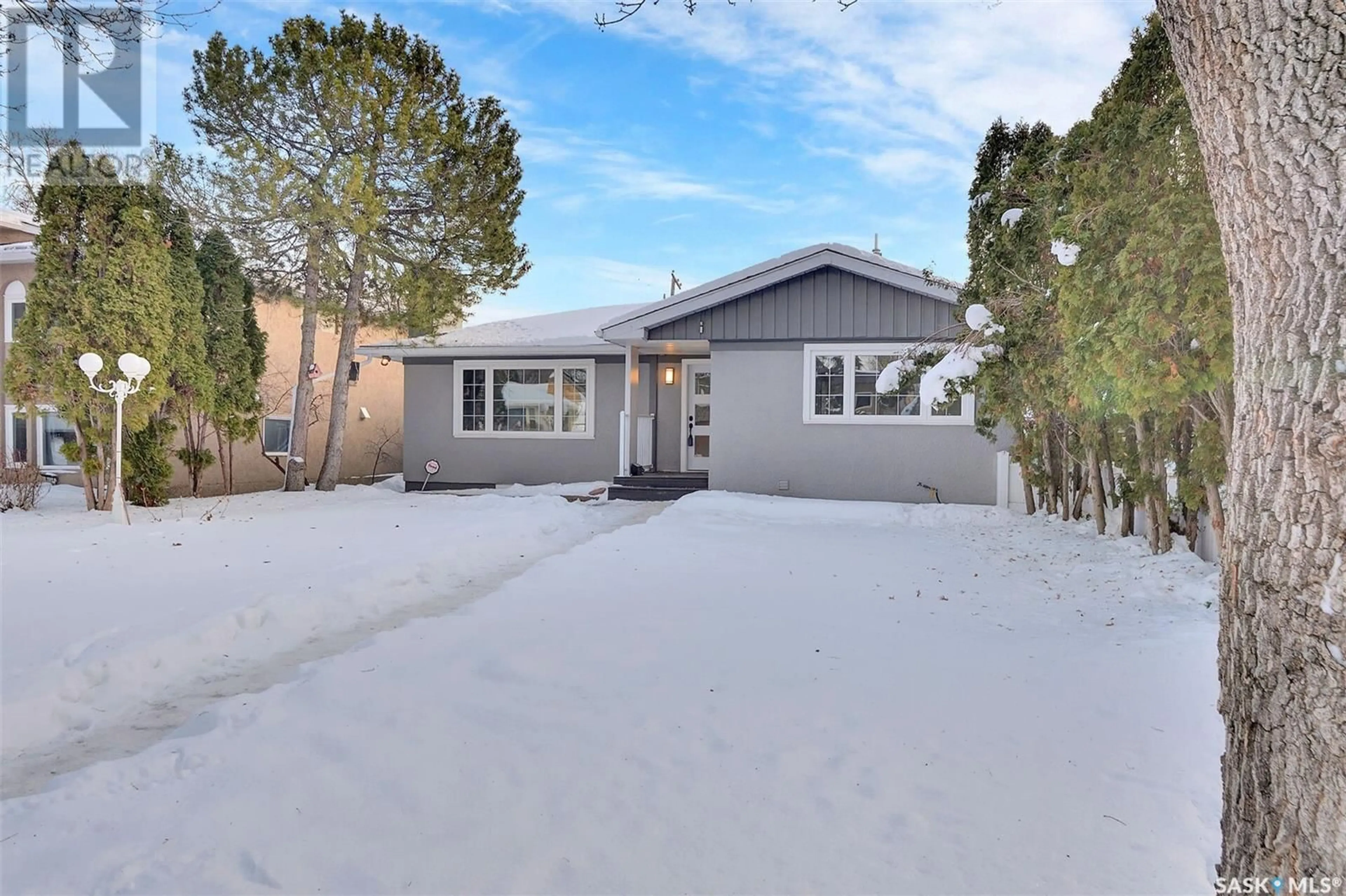 Frontside or backside of a home, the street view for 2811 Assiniboine AVENUE, Regina Saskatchewan S4S1E2