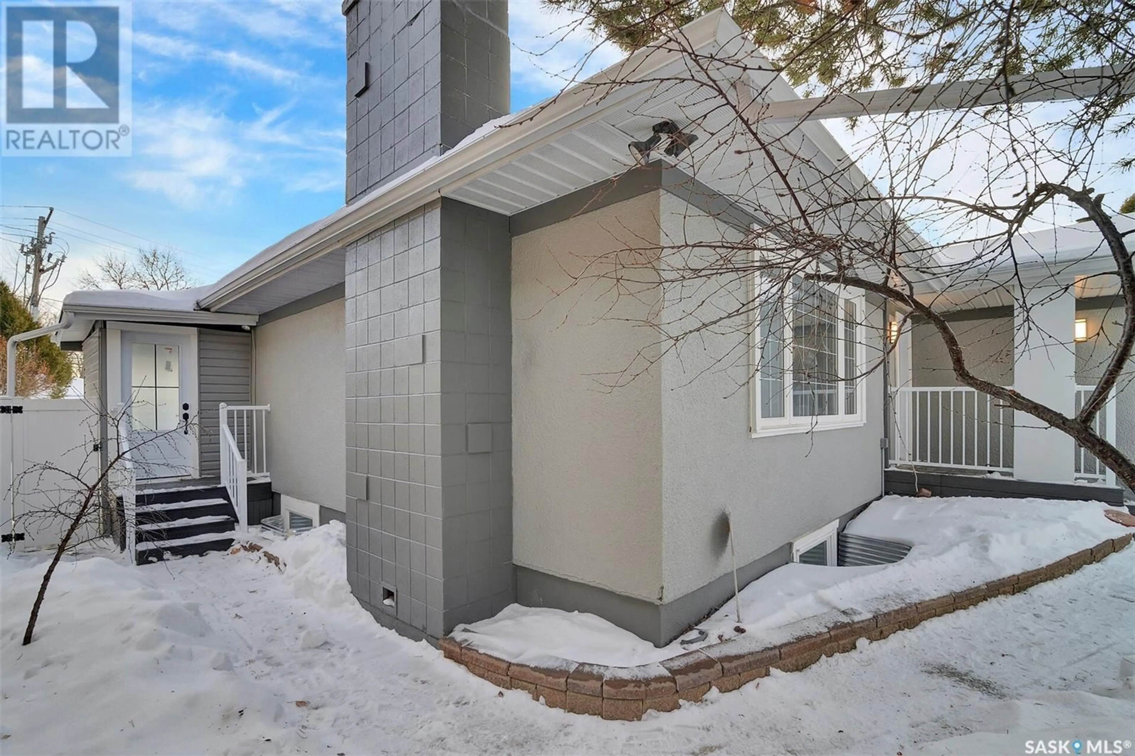 A pic from exterior of the house or condo, the front or back of building for 2811 Assiniboine AVENUE, Regina Saskatchewan S4S1E2