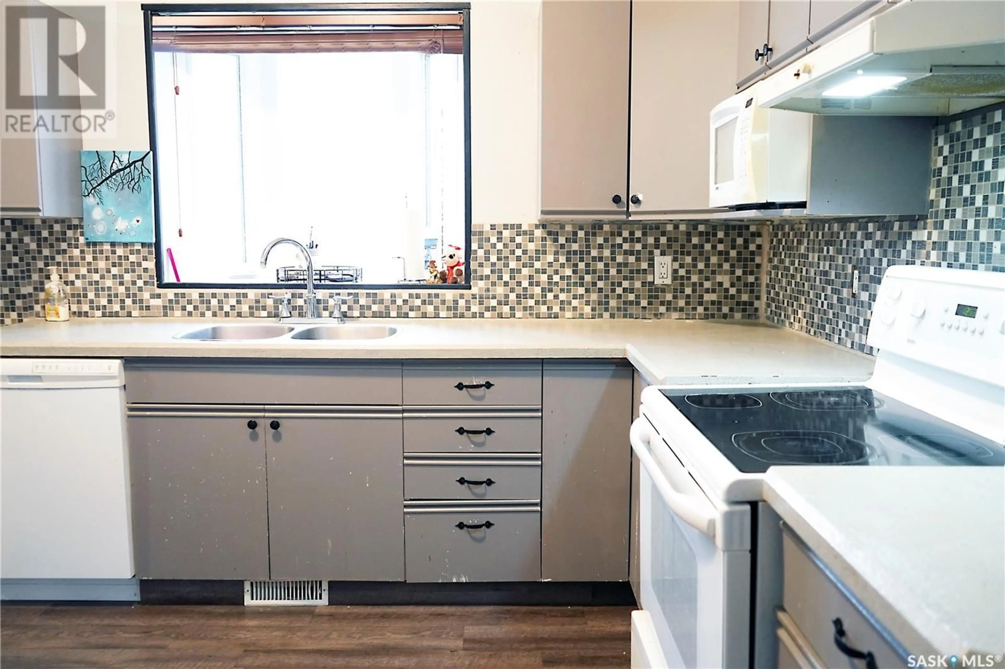 Standard kitchen, unknown for 394 2ND STREET, Shaunavon Saskatchewan S0N2M0