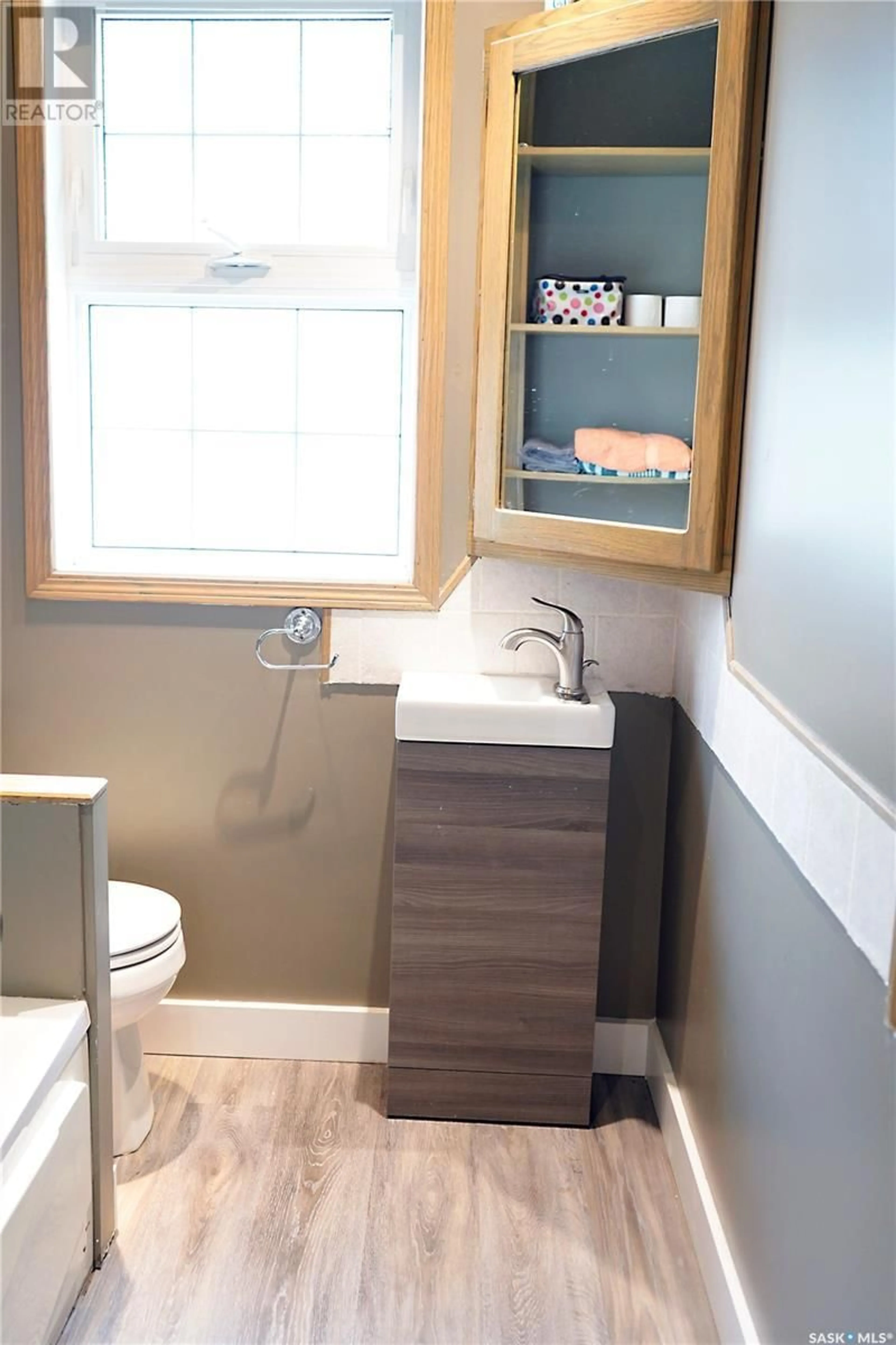 Contemporary bathroom, unknown for 394 2ND STREET, Shaunavon Saskatchewan S0N2M0