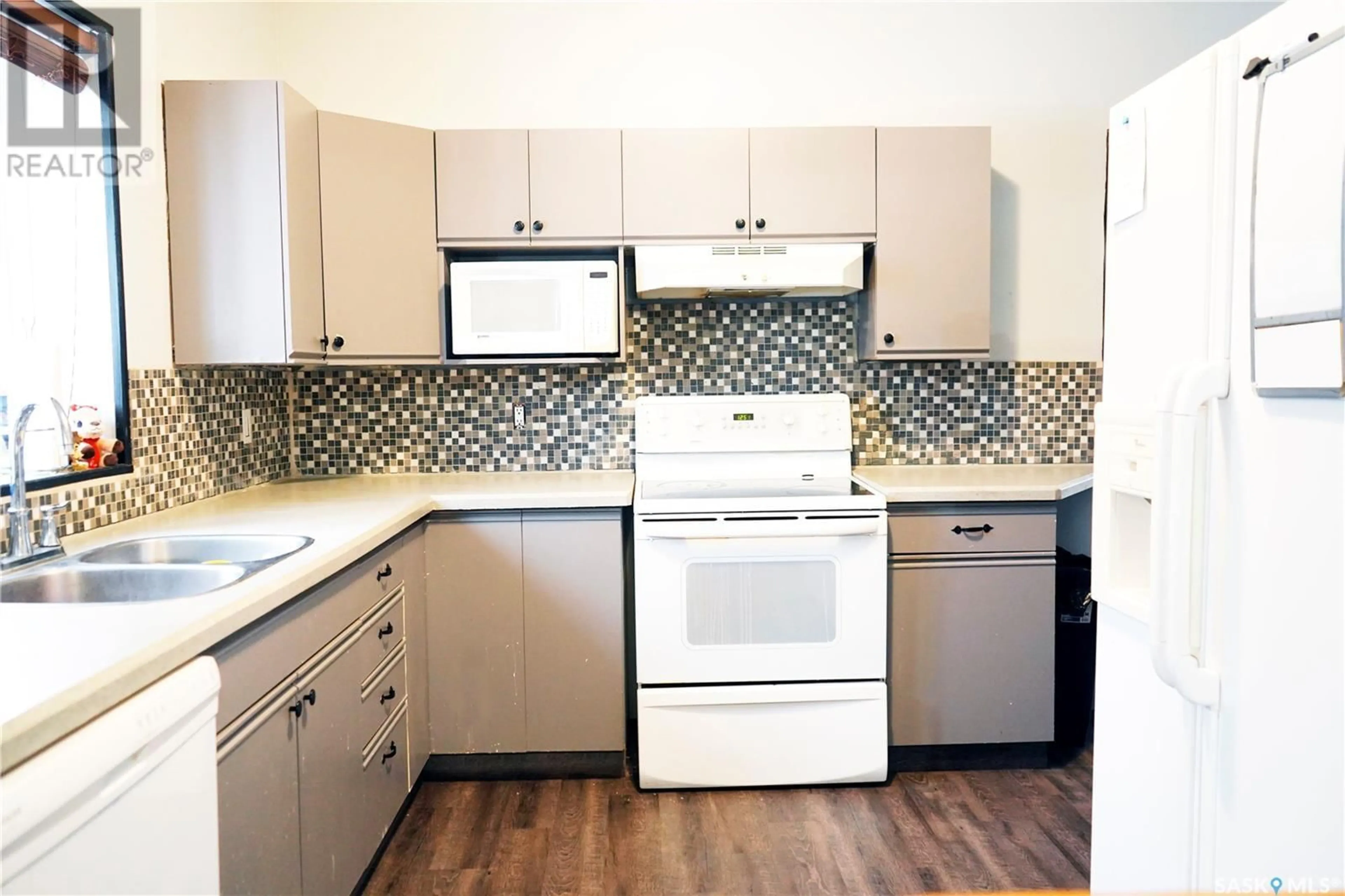 Standard kitchen, unknown for 394 2ND STREET, Shaunavon Saskatchewan S0N2M0