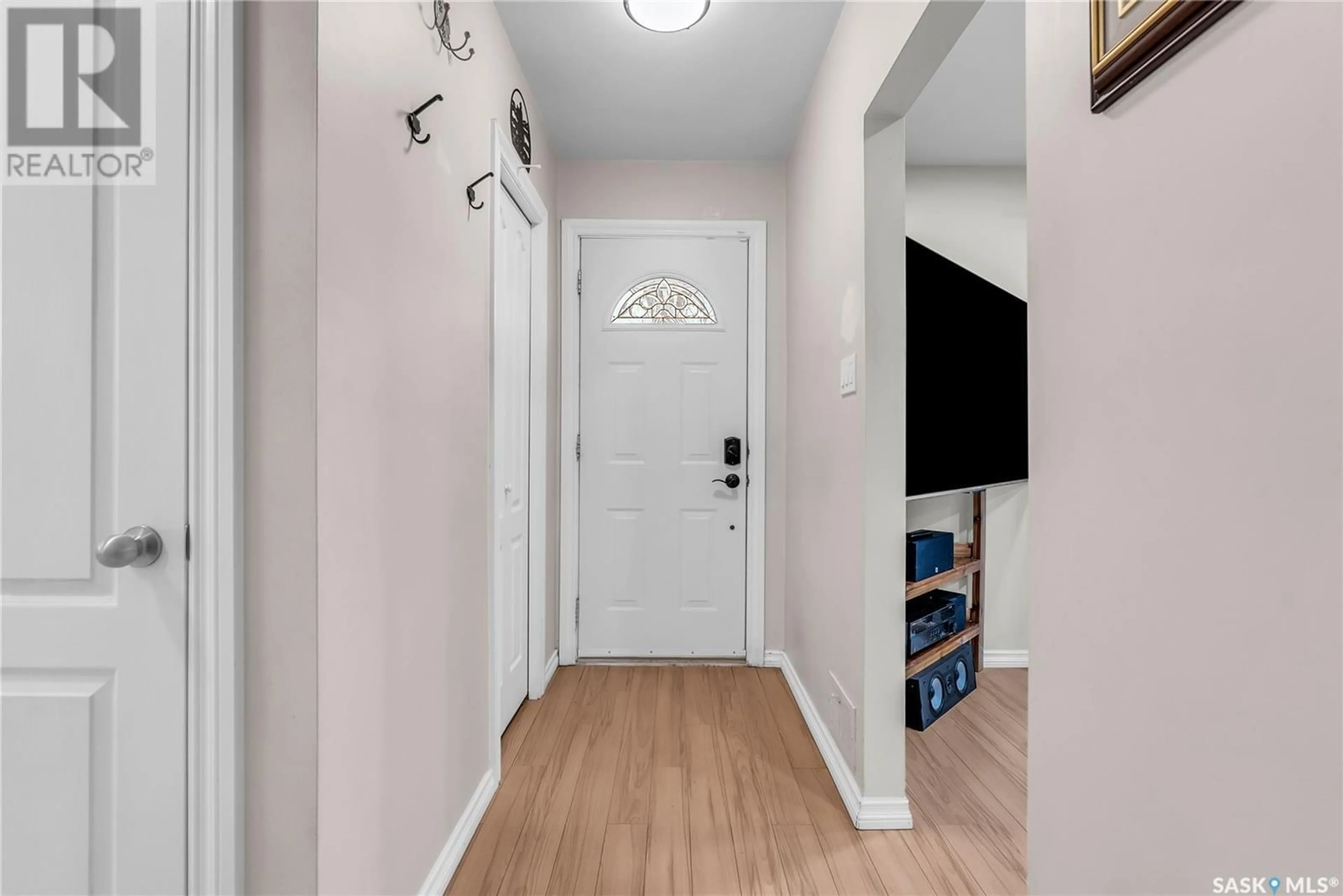 Indoor entryway for 1705 Louise AVENUE, Saskatoon Saskatchewan S7H2R5