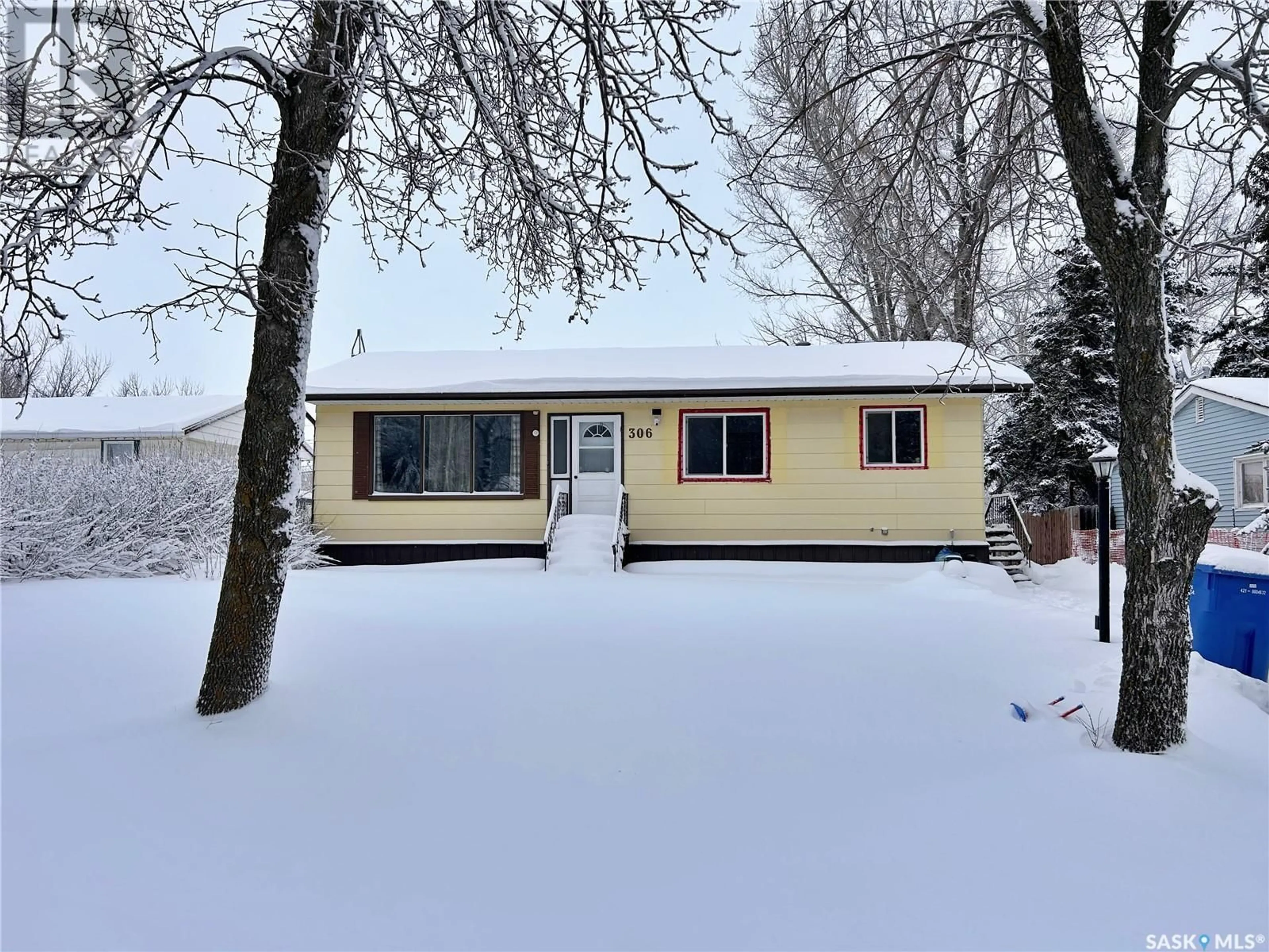 Frontside or backside of a home, cottage for 306 Broadway AVENUE, Moosomin Saskatchewan S0G3N0