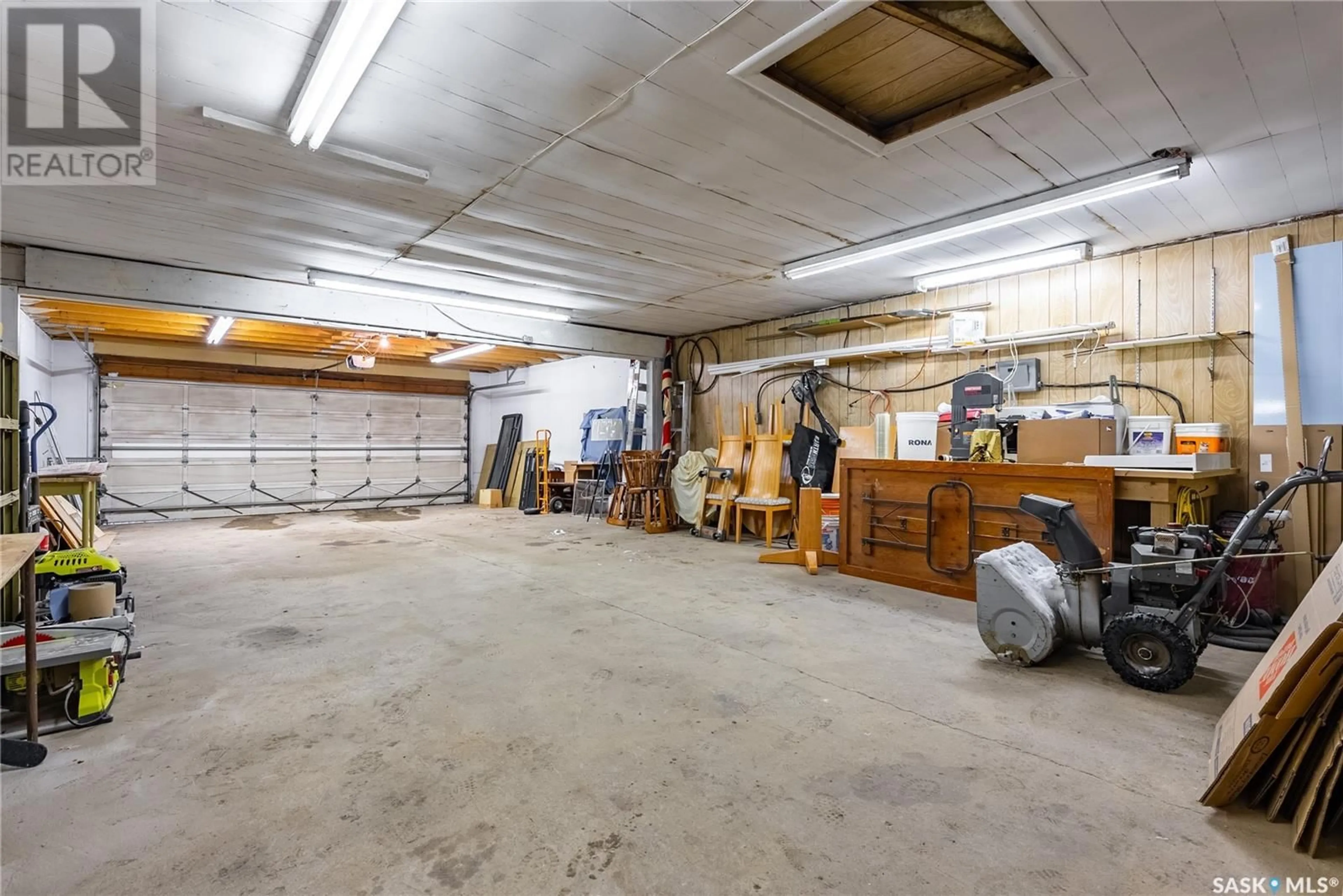 Indoor garage for 514 S AVENUE N, Saskatoon Saskatchewan S7L3A3