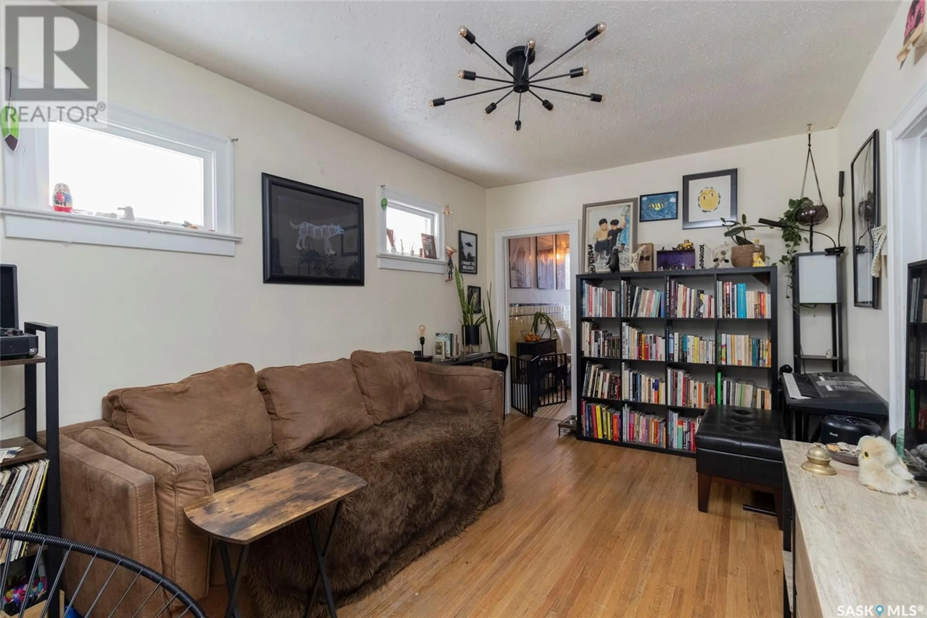 Living room, wood floors for 416 I AVENUE S, Saskatoon Saskatchewan S7M1Y4