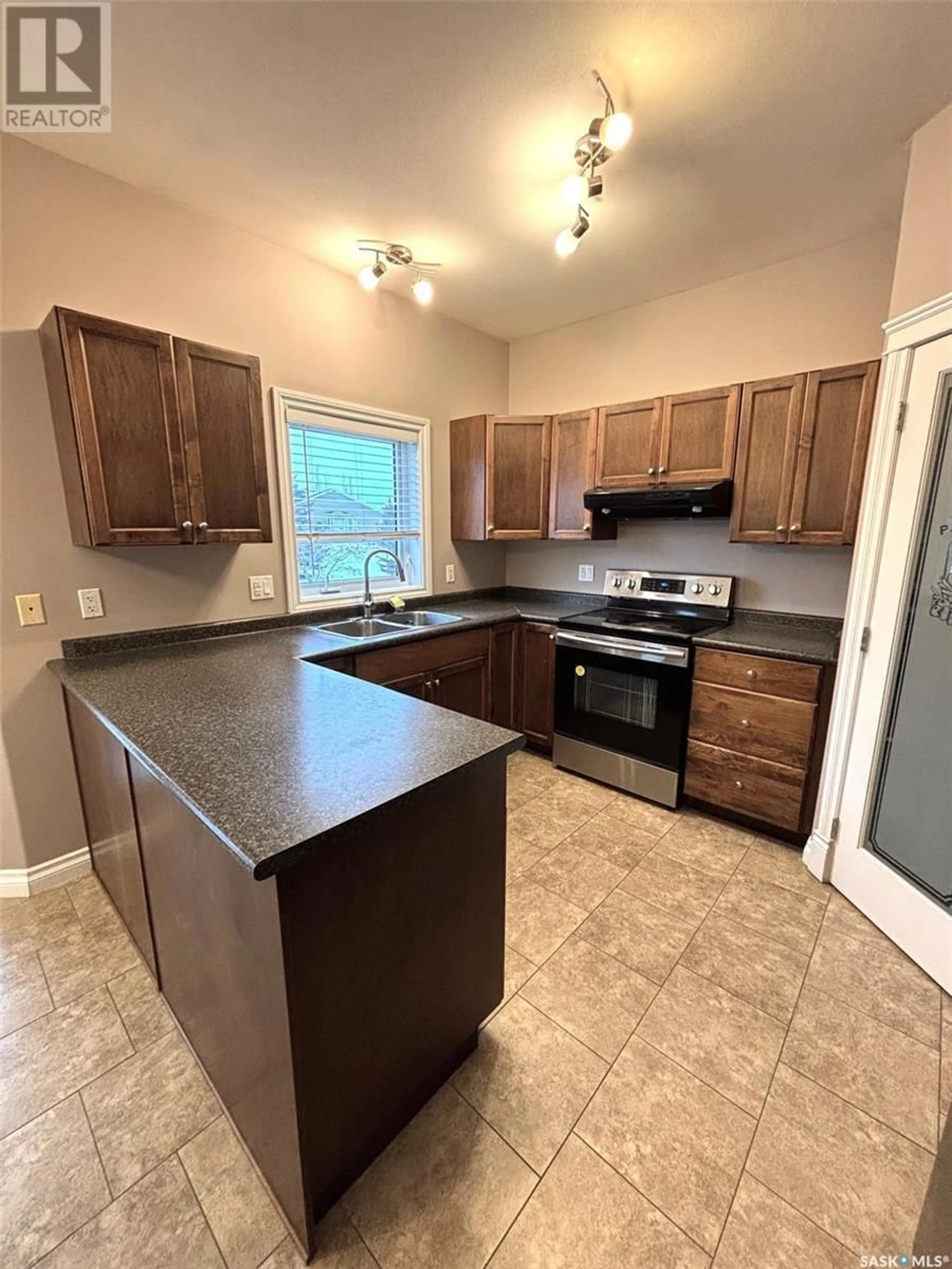 Standard kitchen, unknown for 402 McKague CRESCENT, Saskatoon Saskatchewan S7R0A6