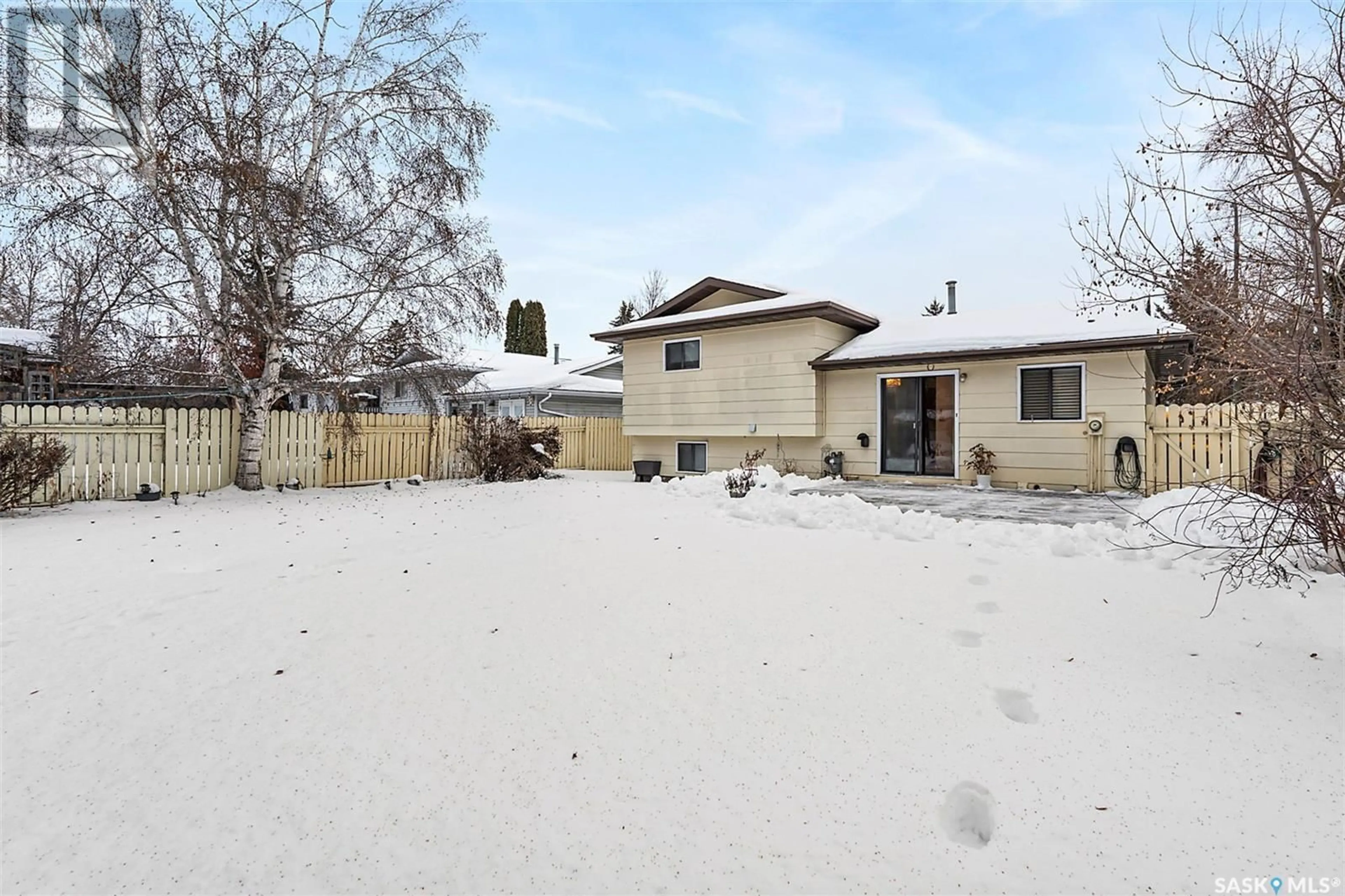 A pic from outside/outdoor area/front of a property/back of a property/a pic from drone, street for 146 Weyakwin DRIVE, Saskatoon Saskatchewan S7J4M5