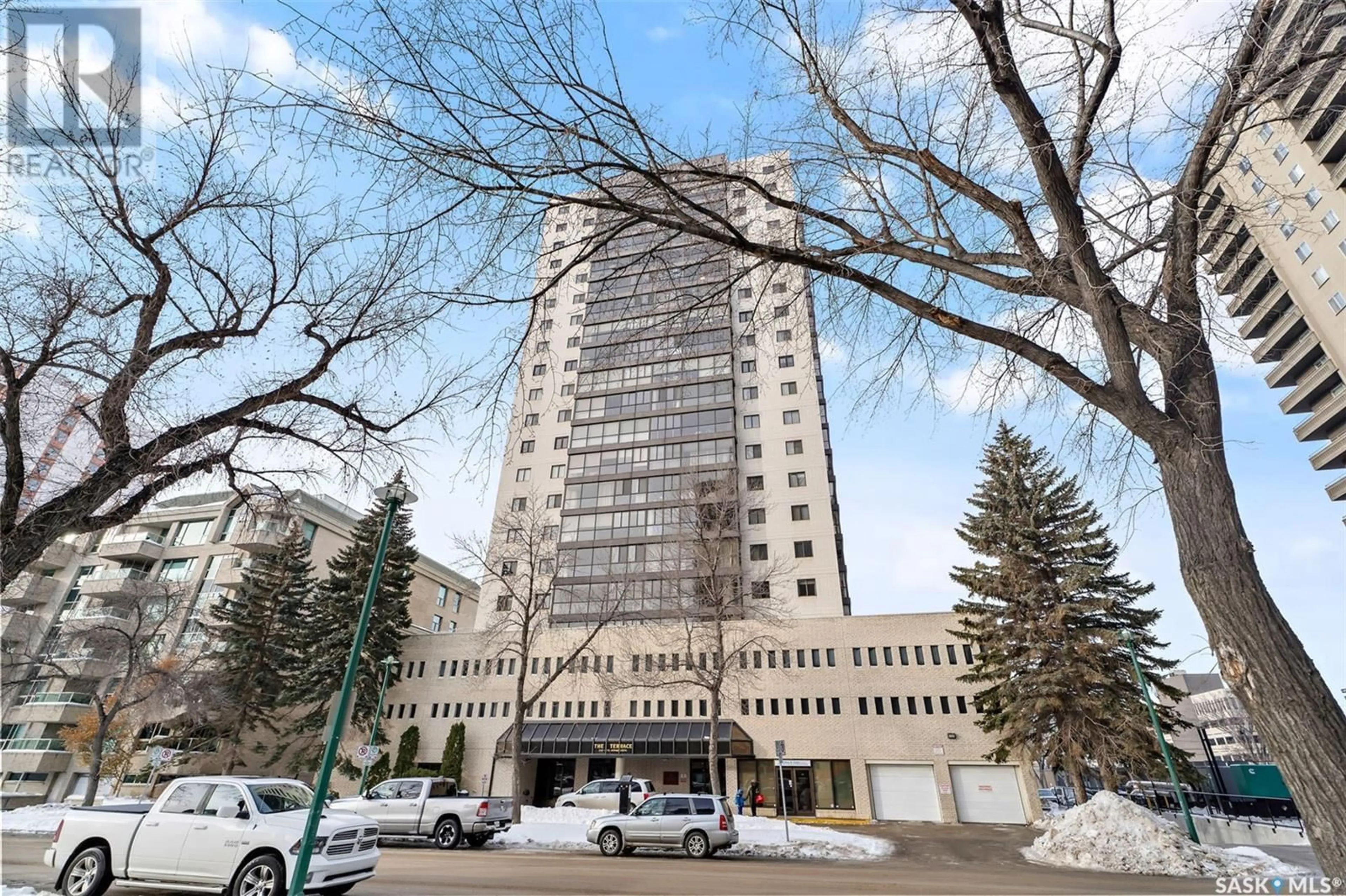 Indoor foyer for 2002 315 5th AVENUE N, Saskatoon Saskatchewan S7K2P4