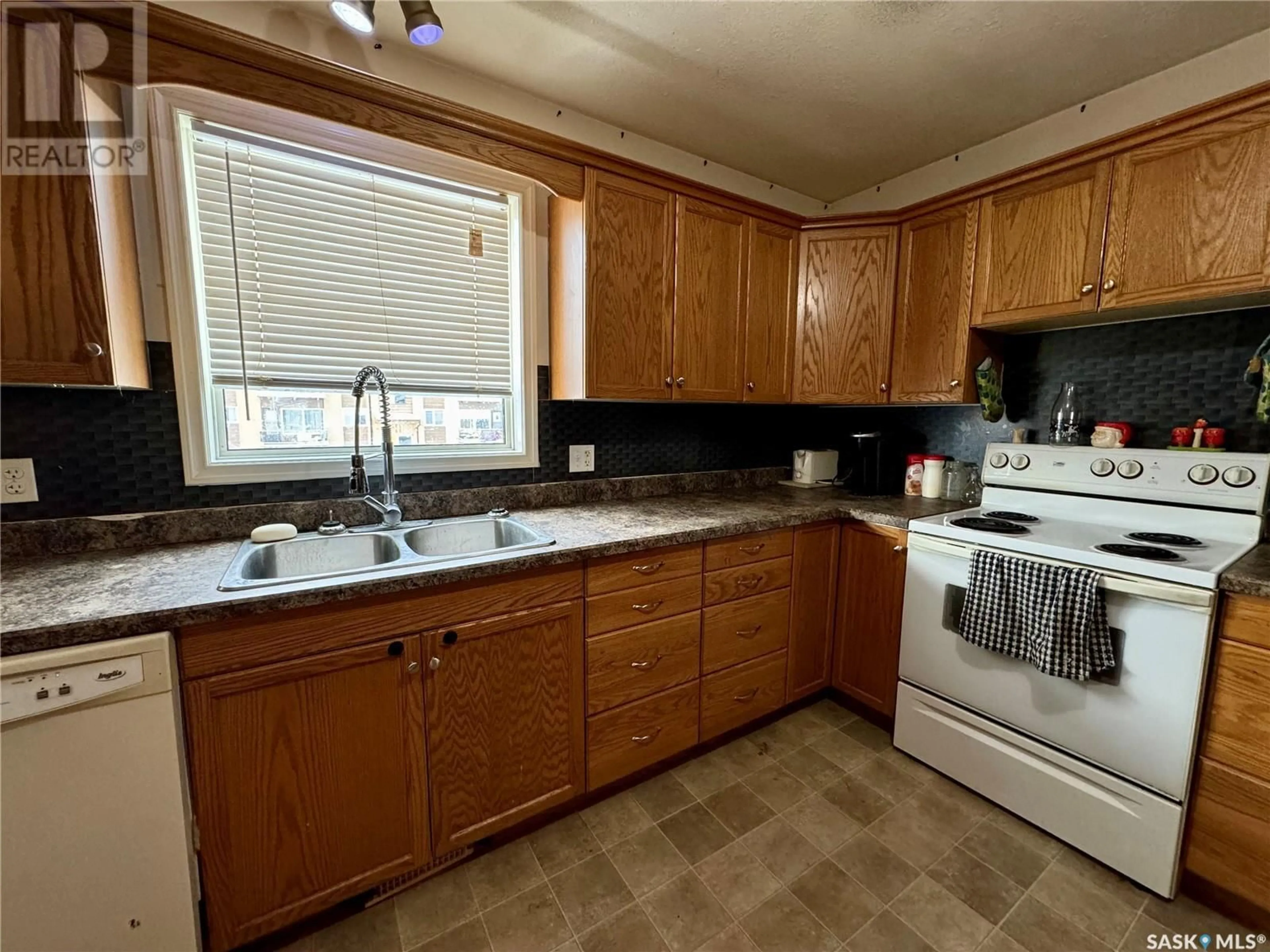 Standard kitchen, unknown for 44 Clarke AVENUE, Yorkton Saskatchewan S3N2N3