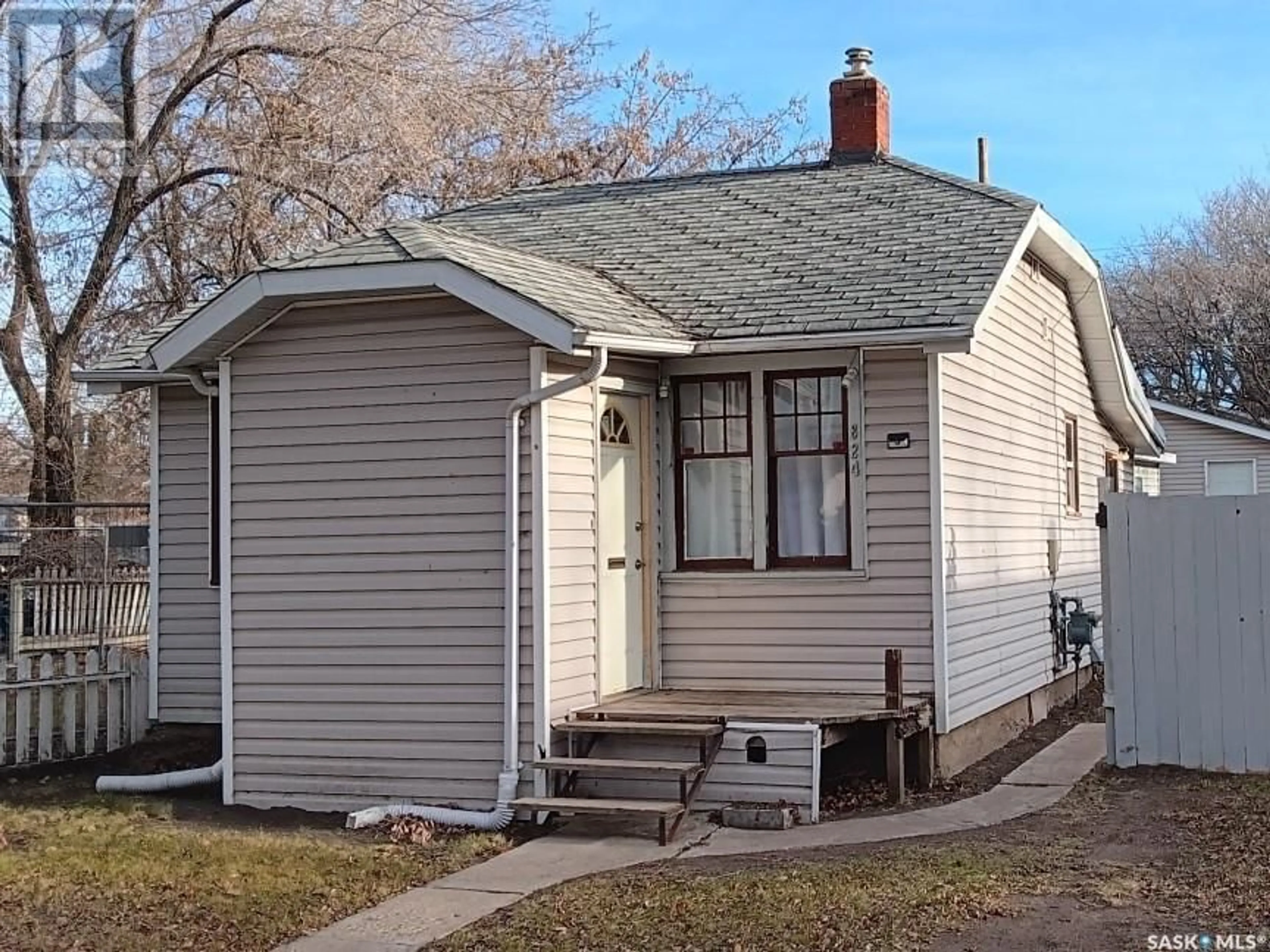 Home with vinyl exterior material, street for 824 H AVENUE N, Saskatoon Saskatchewan S7L2C2