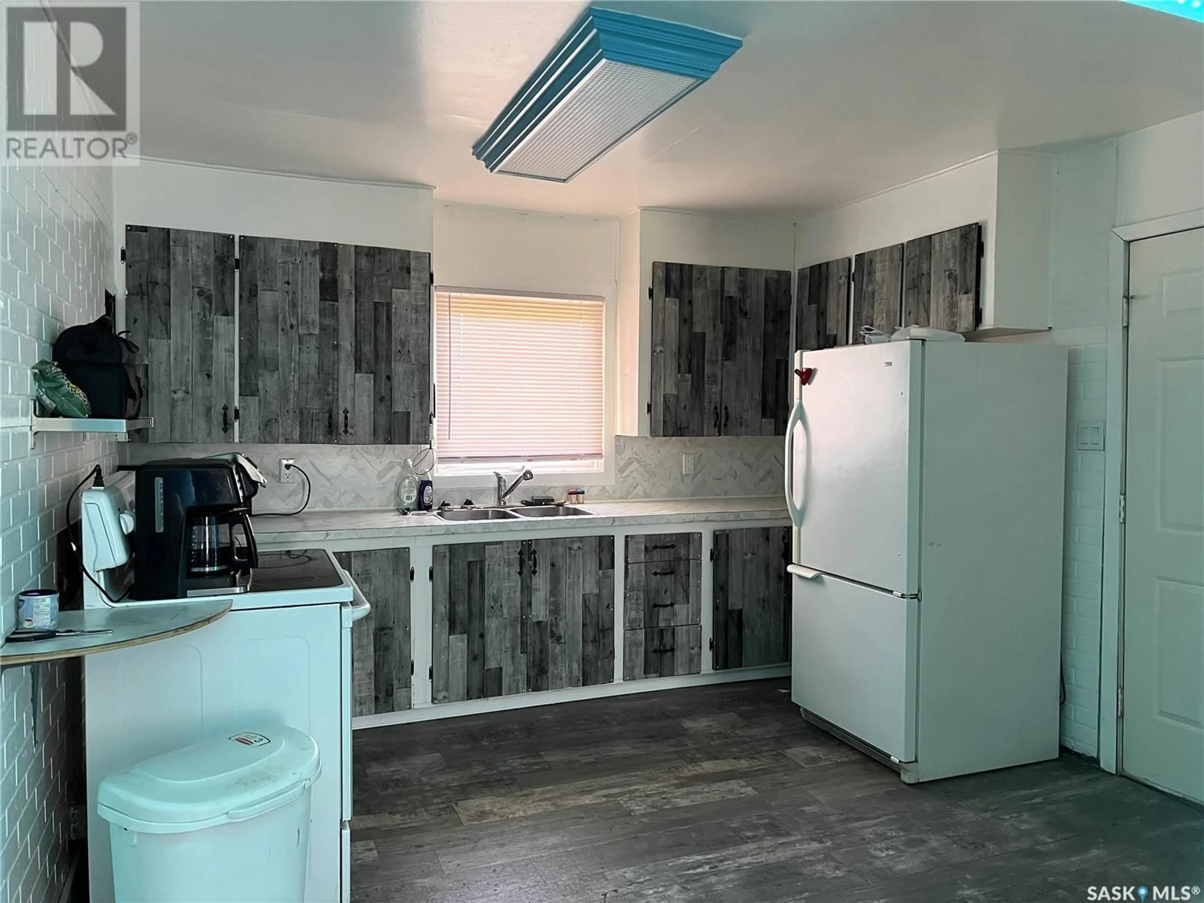 Standard kitchen, unknown for 504 3rd STREET W, Meadow Lake Saskatchewan S9X1C9