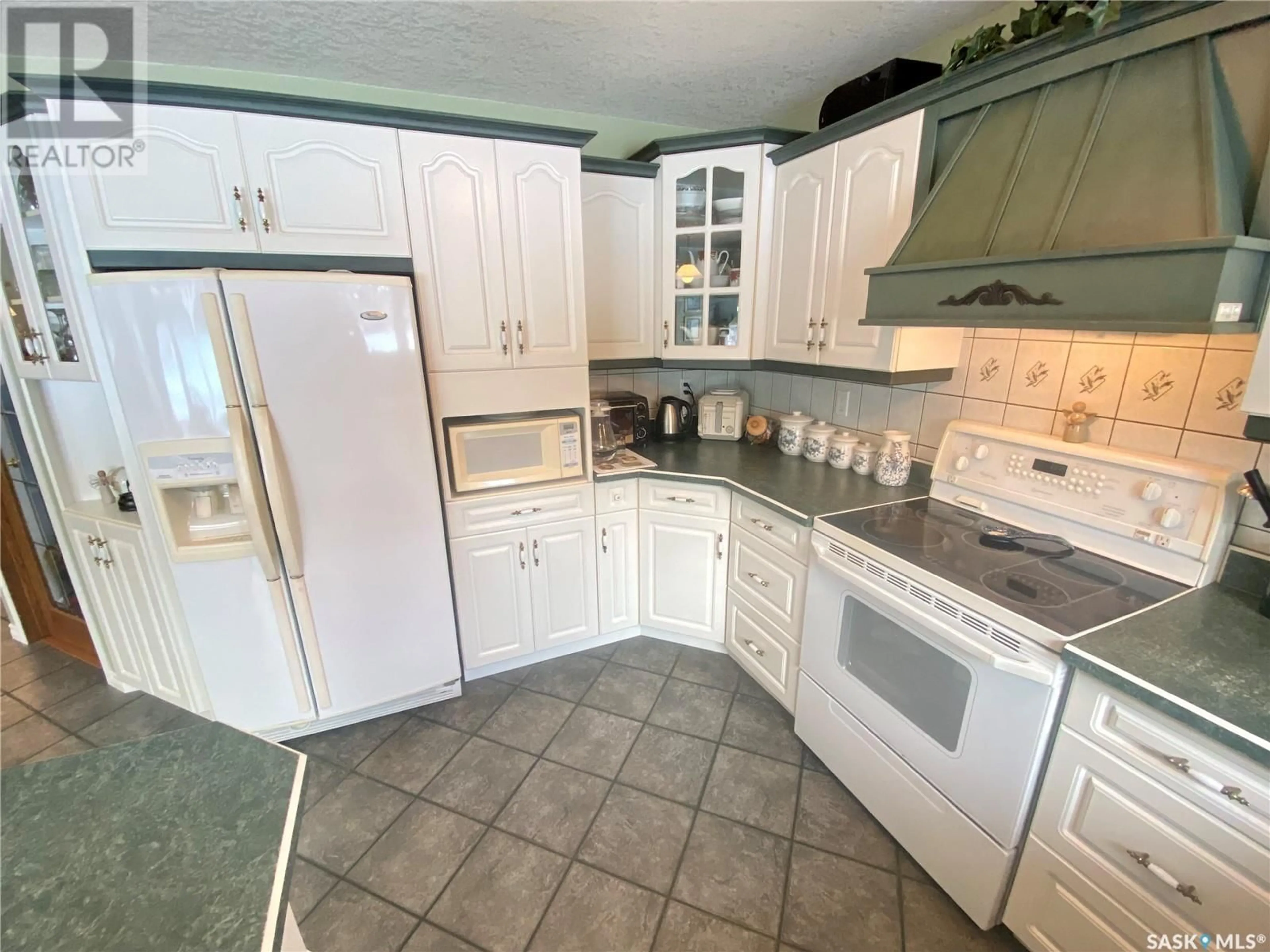 Standard kitchen, ceramic/tile floor for 111 Gordon AVENUE W, Yorkton Saskatchewan S3N4K1