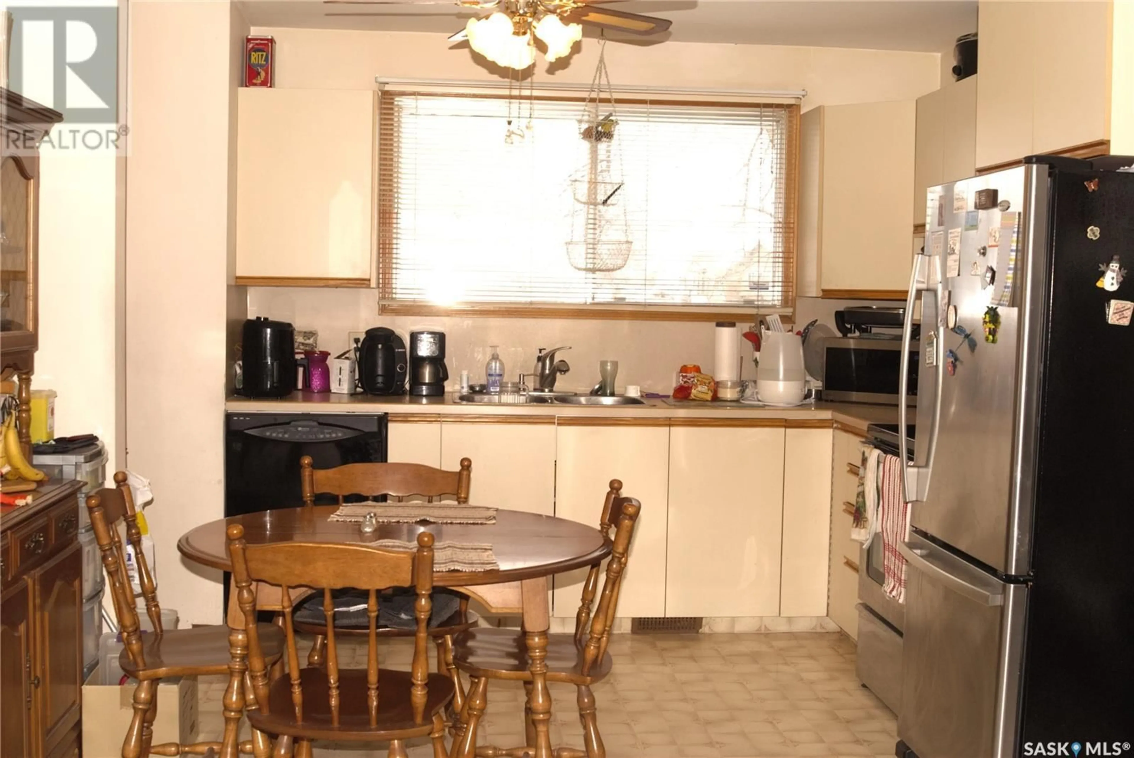 Standard kitchen, unknown for 21 McGee CRESCENT, Saskatoon Saskatchewan S7L4M6