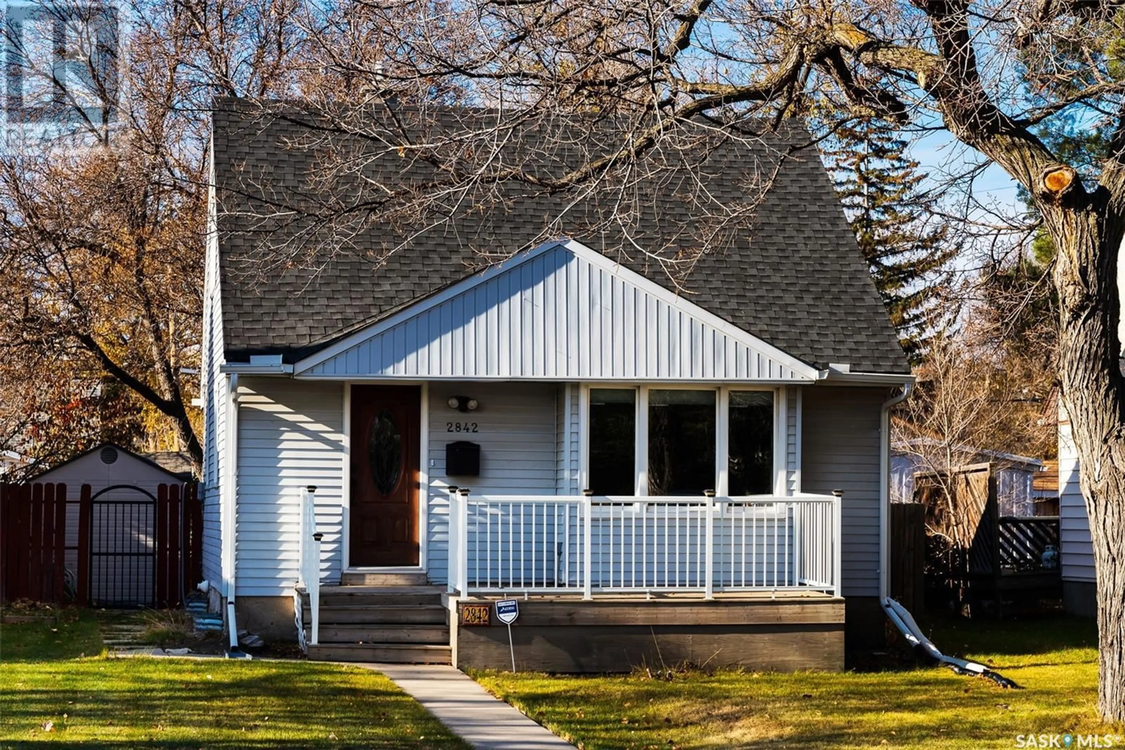 Home with vinyl exterior material, street for 2842 Montague STREET, Regina Saskatchewan S4S1Z2