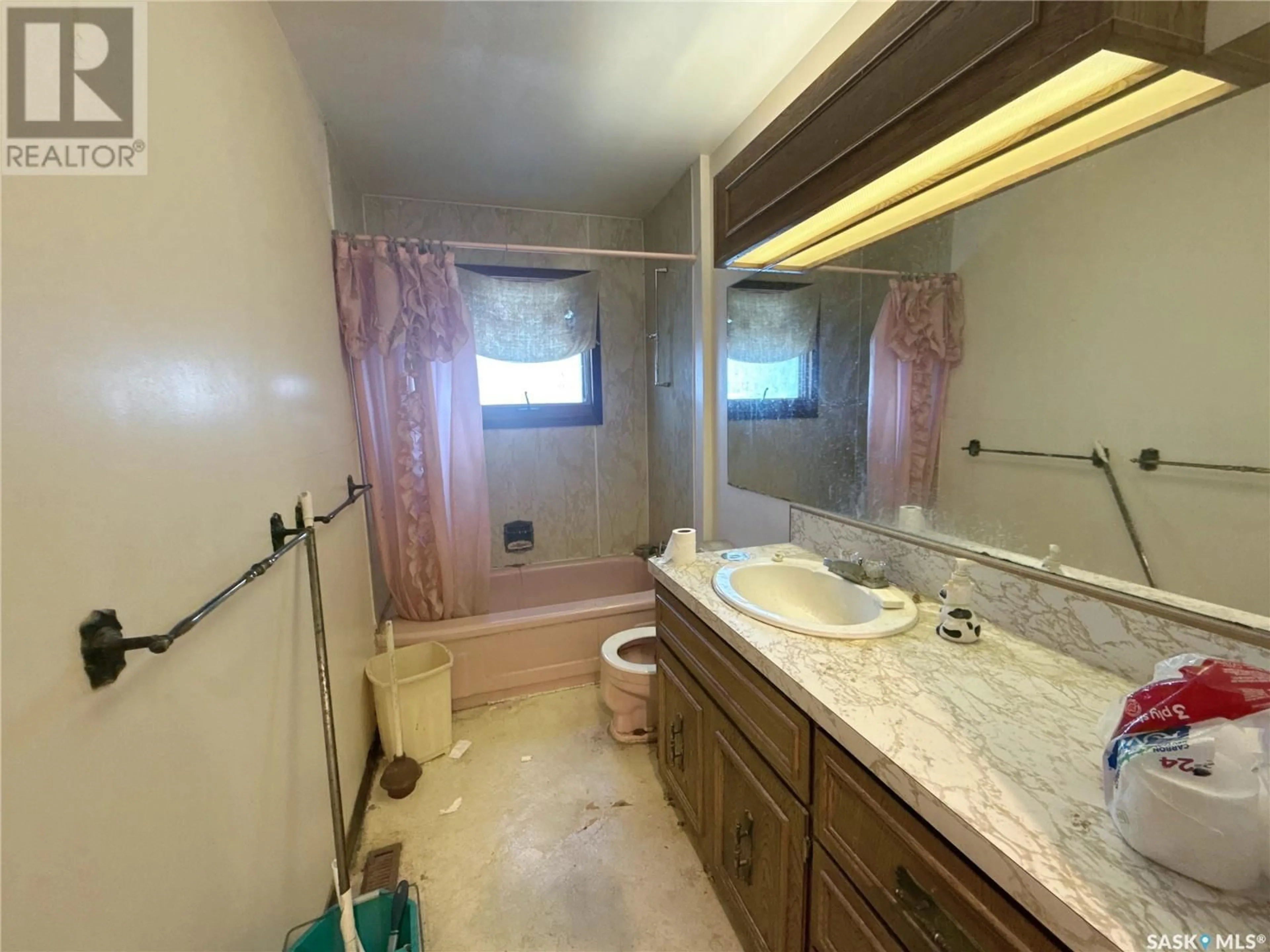 Standard bathroom, unknown for 1744 Regent STREET, Regina Saskatchewan S4N1S3