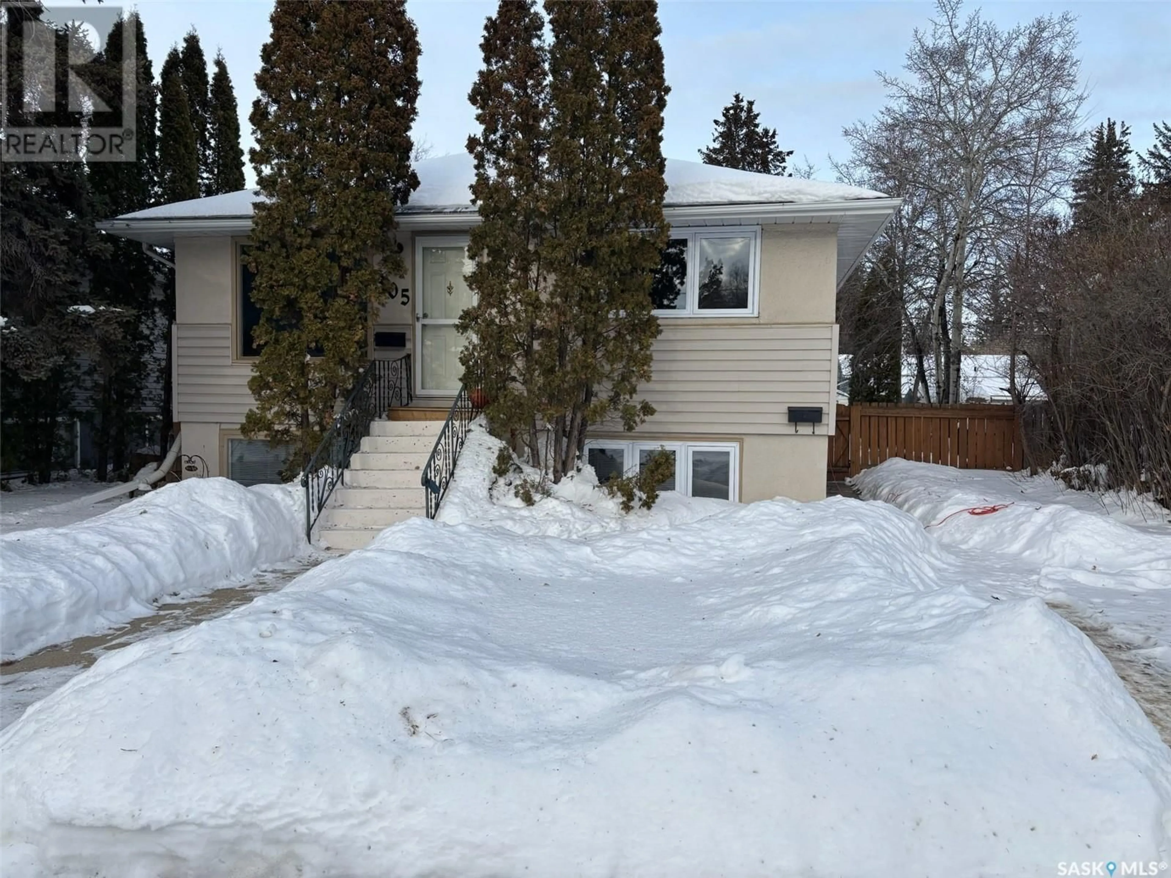 A pic from outside/outdoor area/front of a property/back of a property/a pic from drone, street for 305 Ruth STREET E, Saskatoon Saskatchewan S7J0L2