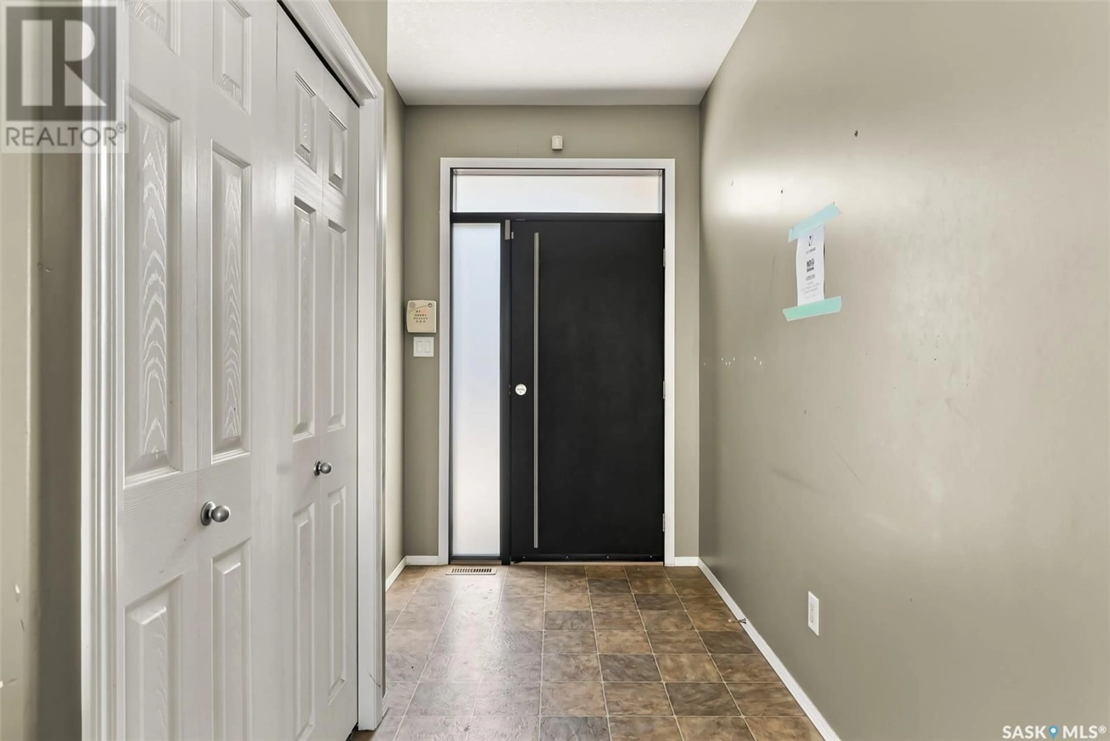 Indoor entryway for 4630 Juniper DRIVE, Regina Saskatchewan S4X4R6