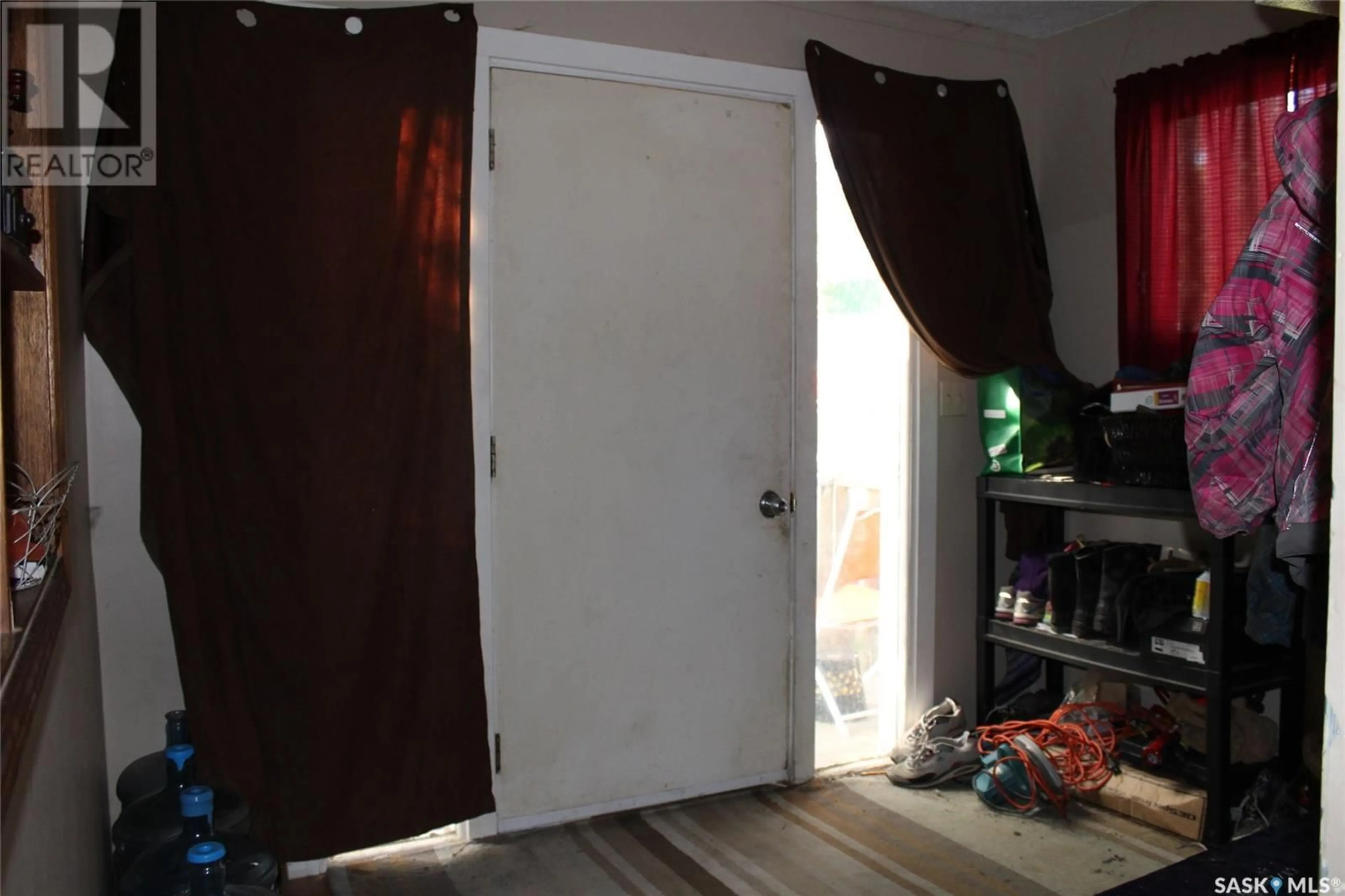 Indoor entryway for 508 1ST AVENUE, Lampman Saskatchewan S0C1N0