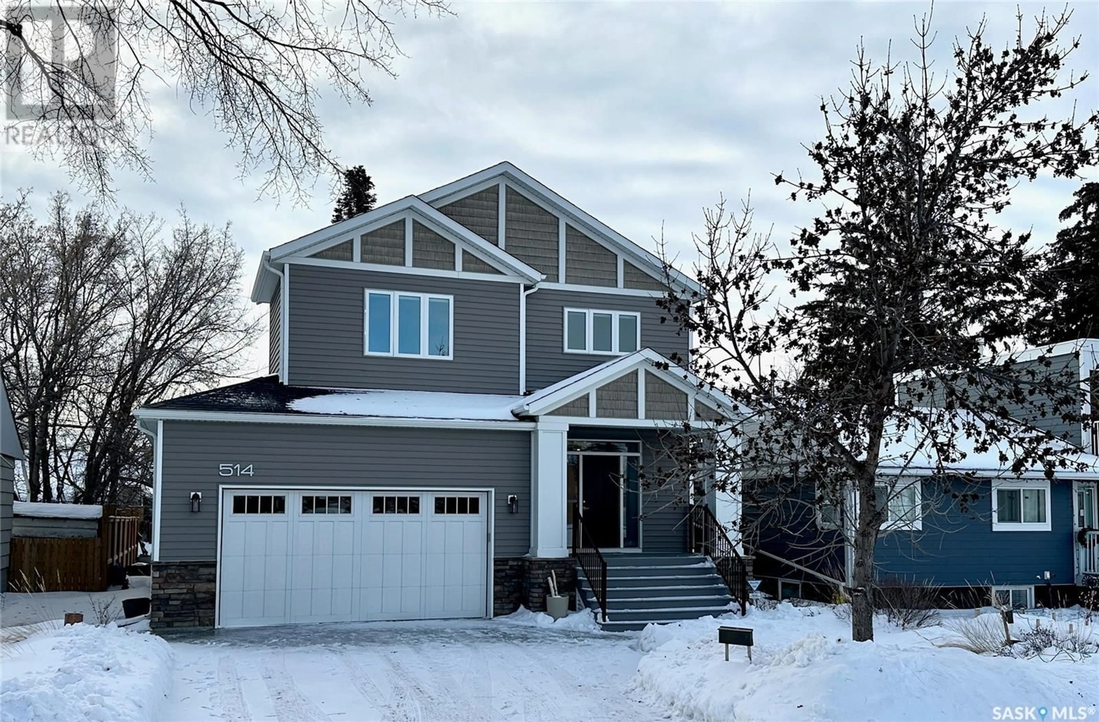 Home with vinyl exterior material, street for 514 Isabella STREET E, Saskatoon Saskatchewan S7J0B8