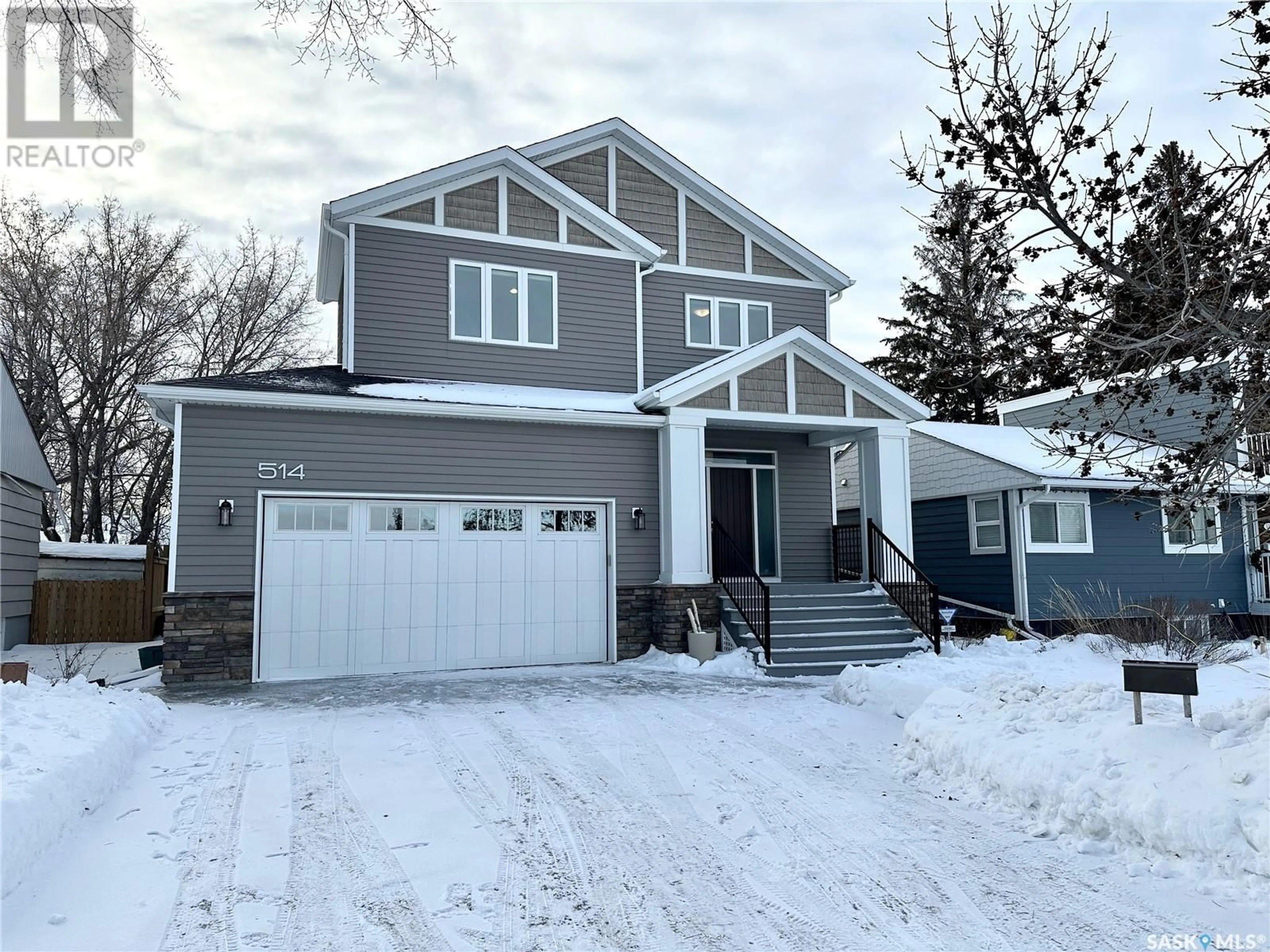 Home with vinyl exterior material, street for 514 Isabella STREET E, Saskatoon Saskatchewan S7J0B8