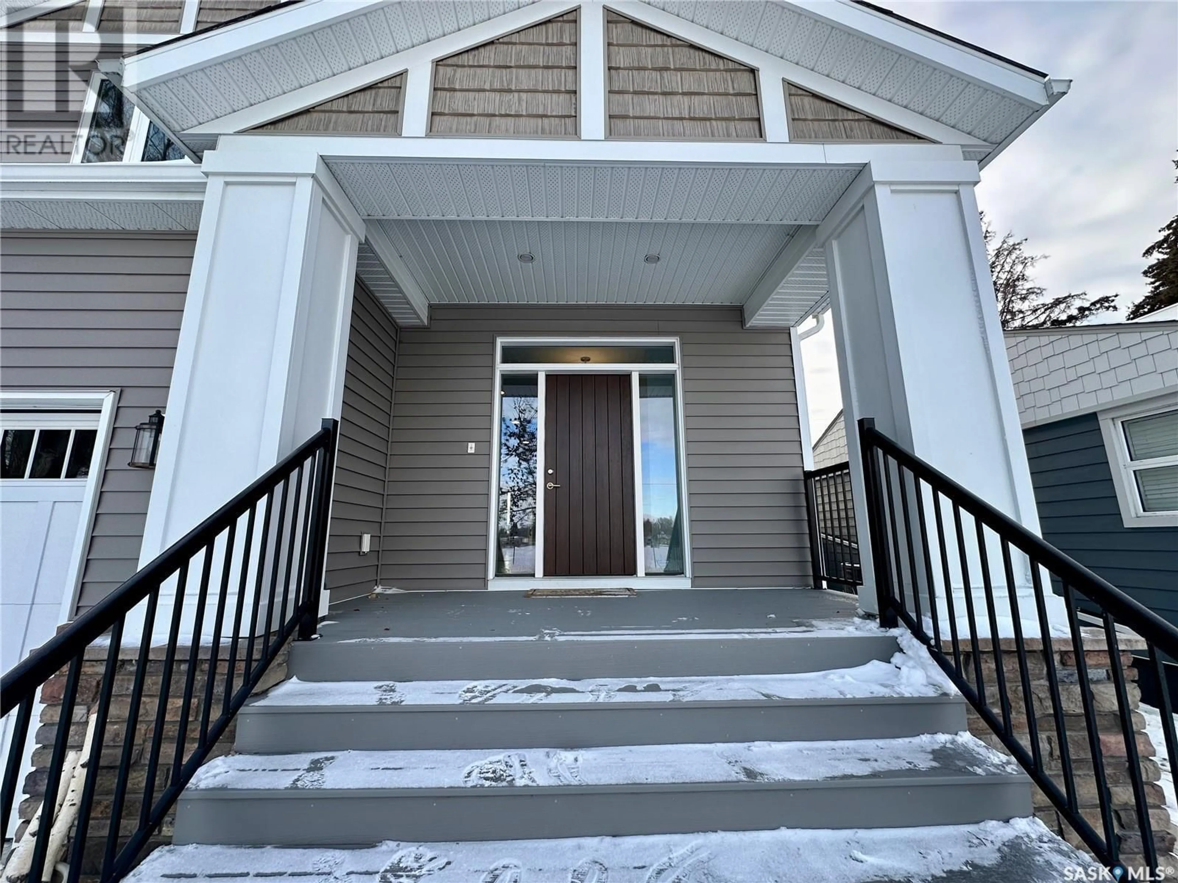 Indoor entryway for 514 Isabella STREET E, Saskatoon Saskatchewan S7J0B8