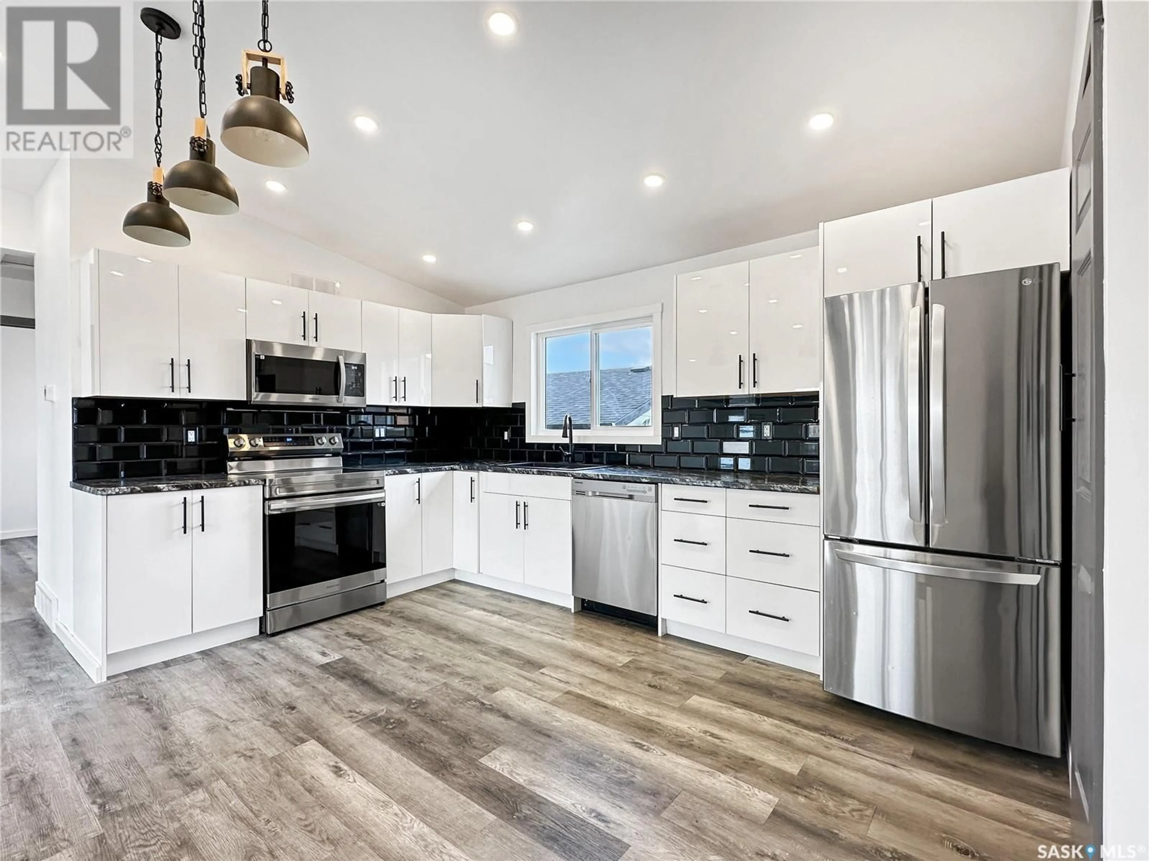 Open concept kitchen, unknown for 398 Okanese AVENUE S, Fort Qu'Appelle Saskatchewan S0G1S0