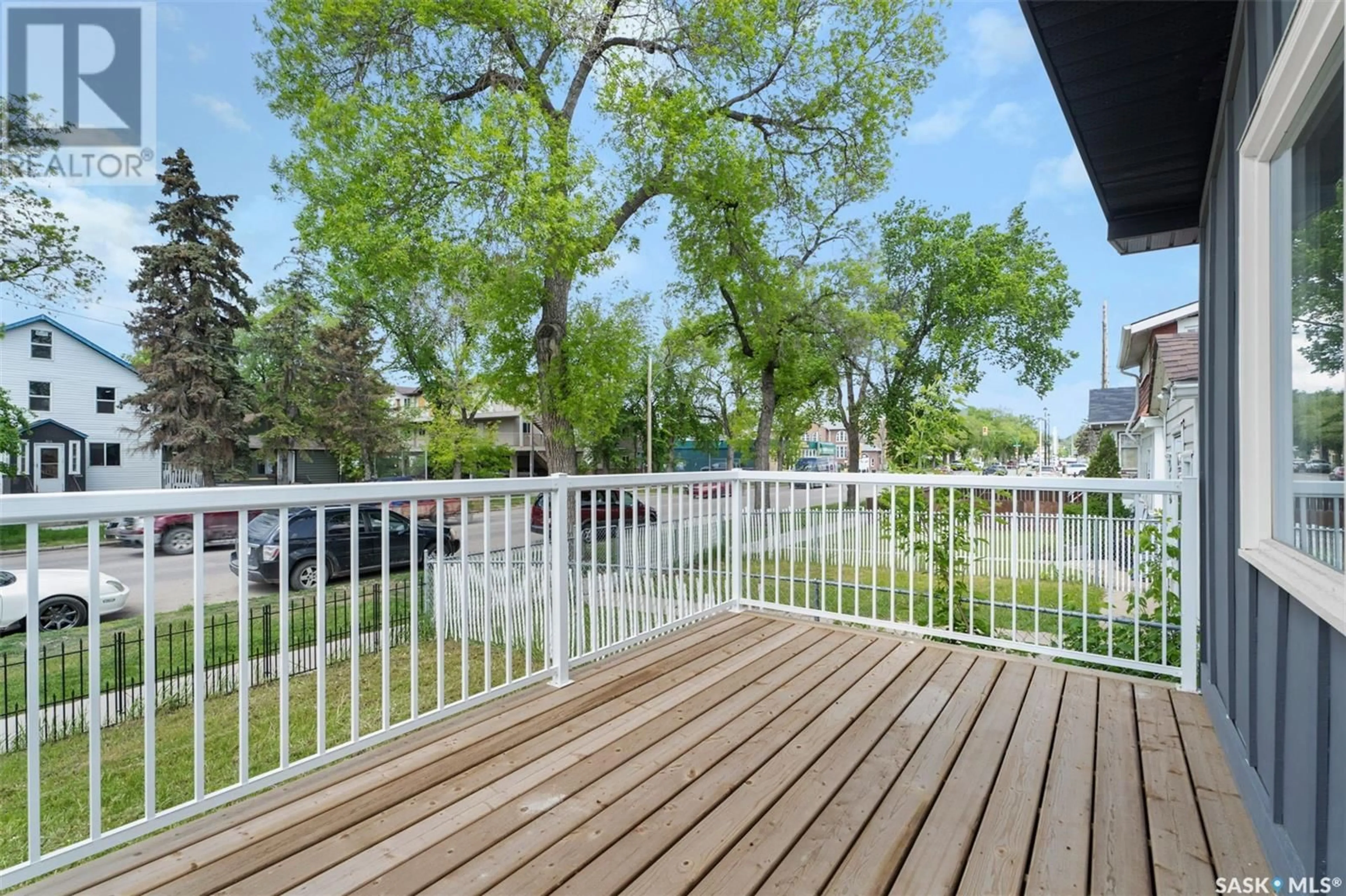 Patio, water/lake/river/ocean view for 320 H AVENUE S, Saskatoon Saskatchewan S7M1W3