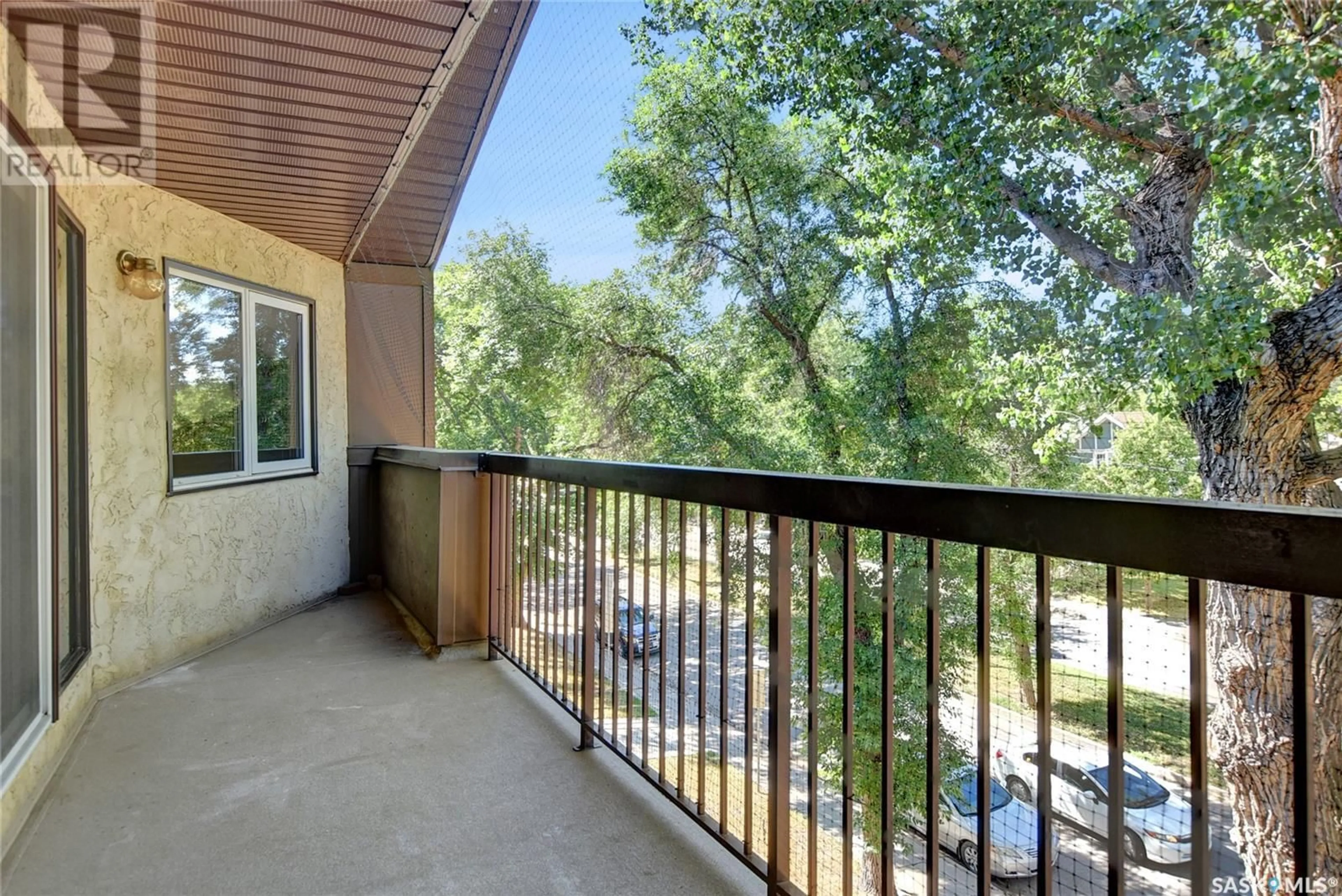 Patio, water/lake/river/ocean view for 307 2727 Victoria AVENUE, Regina Saskatchewan S4T1K4