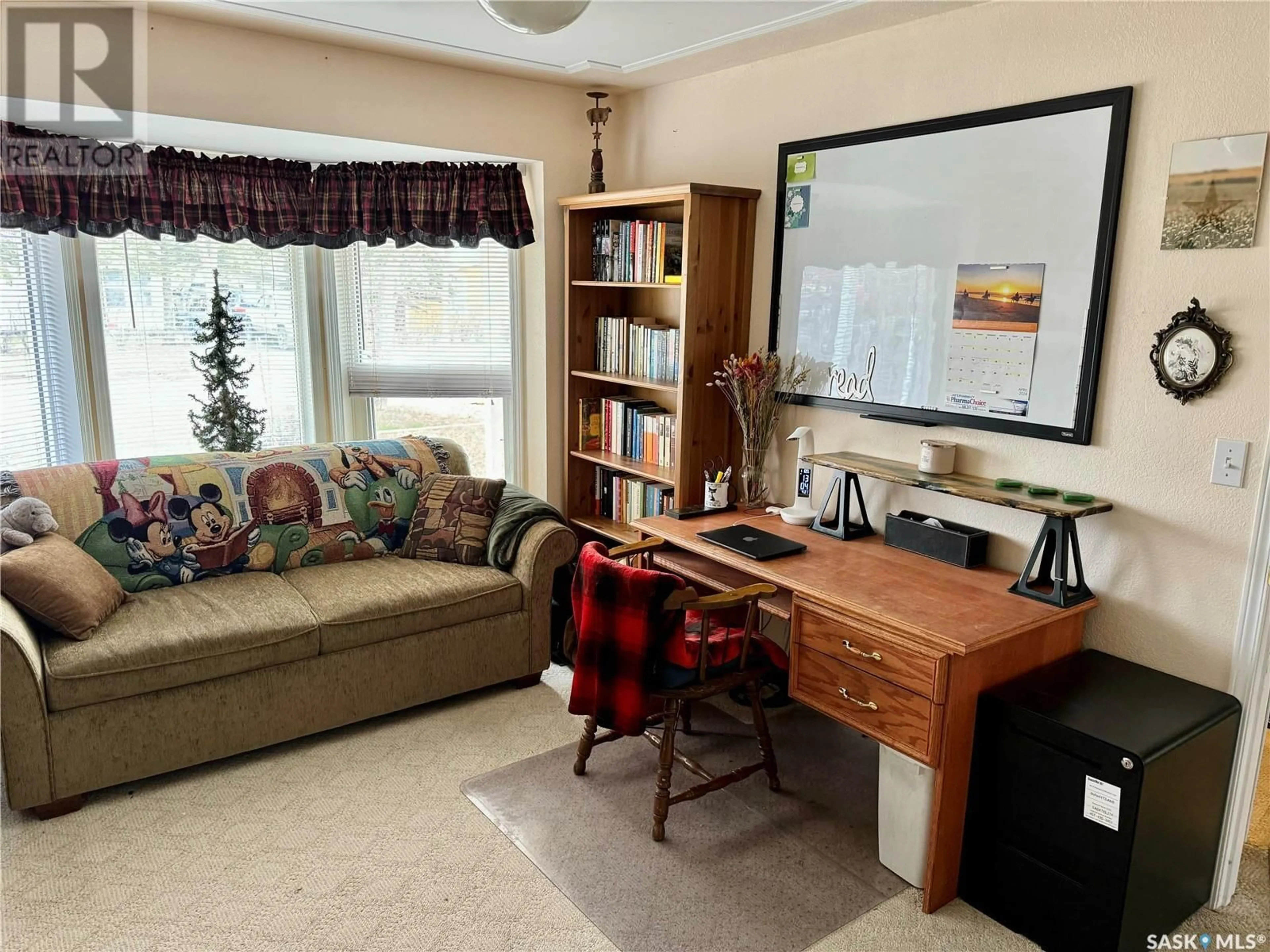 Living room with furniture, unknown for 118 Cedar AVENUE N, Eastend Saskatchewan S0N0T0