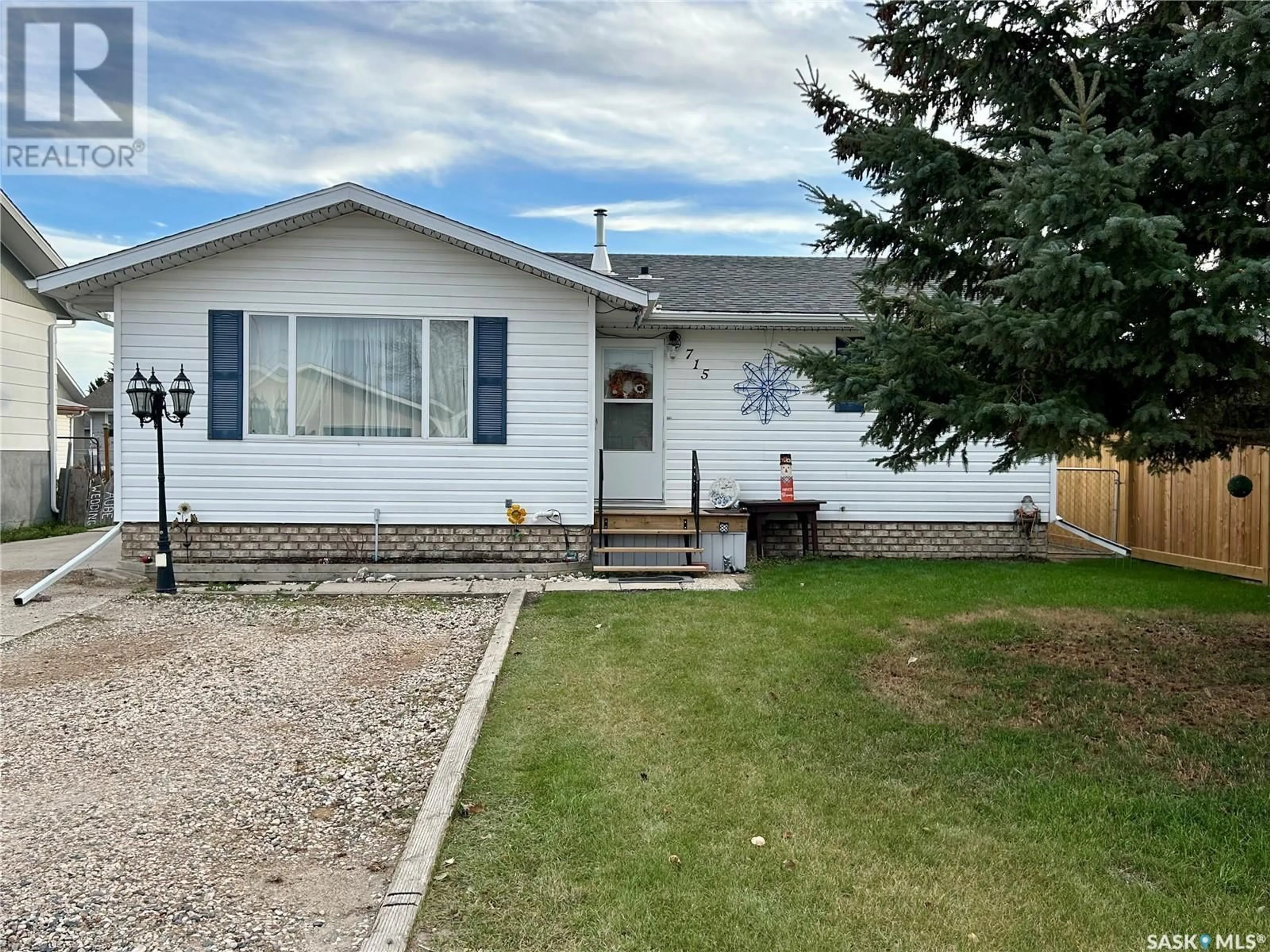 Home with vinyl exterior material, street for 715 6TH AVENUE, Hudson Bay Saskatchewan S0E0Y0