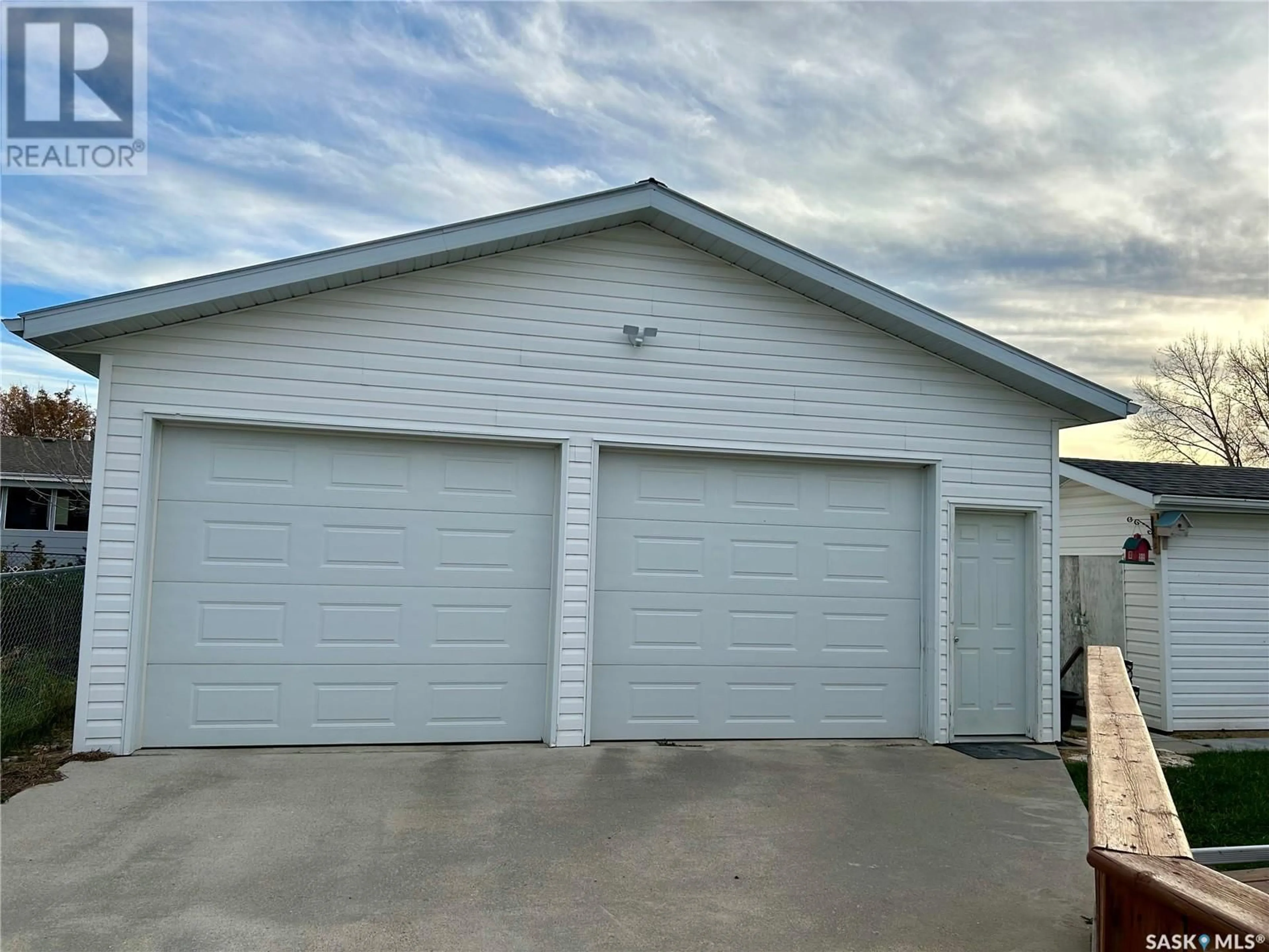 Indoor garage for 715 6TH AVENUE, Hudson Bay Saskatchewan S0E0Y0