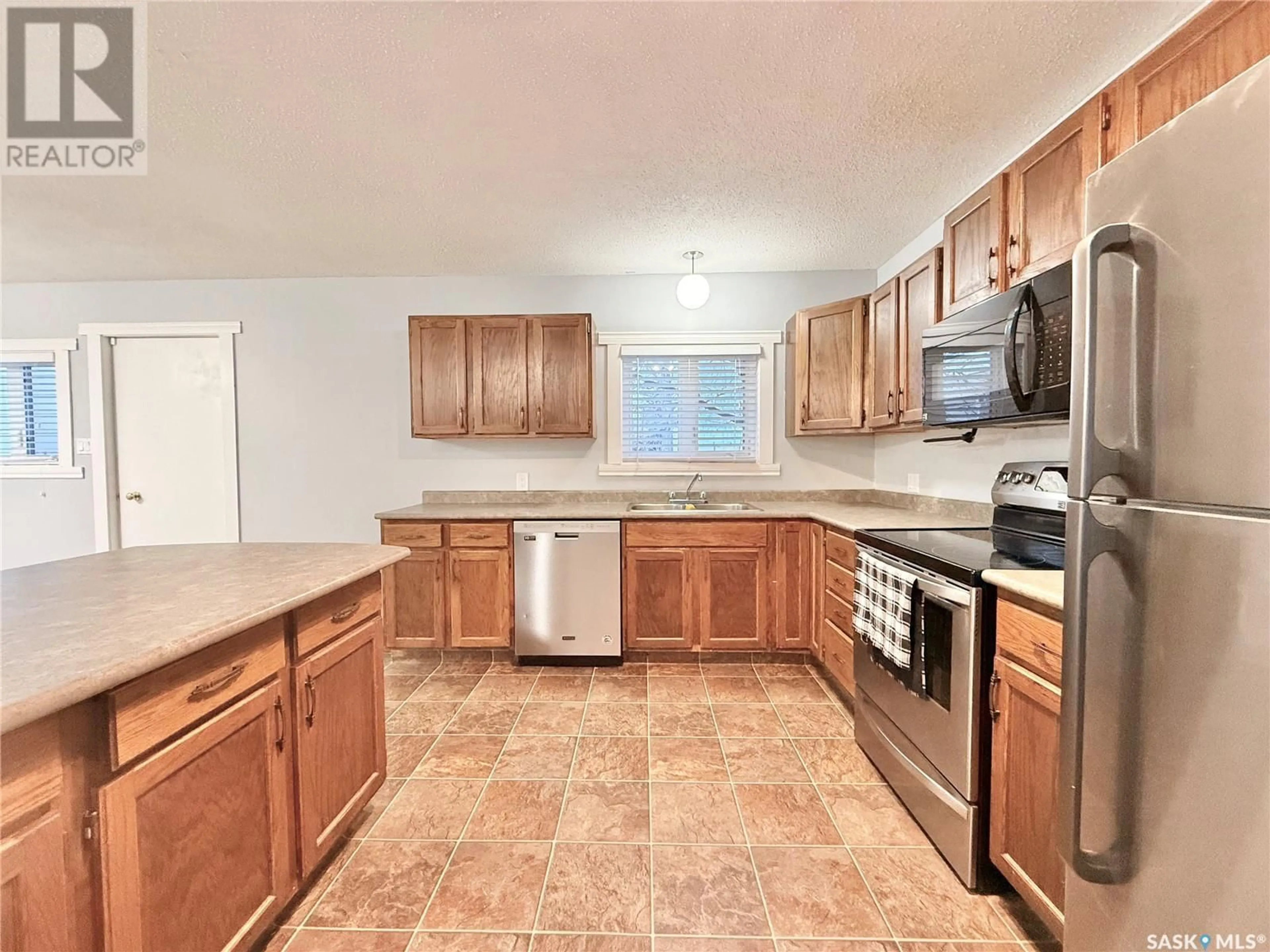 Standard kitchen, ceramic/tile floor for 203 Cross STREET N, Outlook Saskatchewan S0L2N0