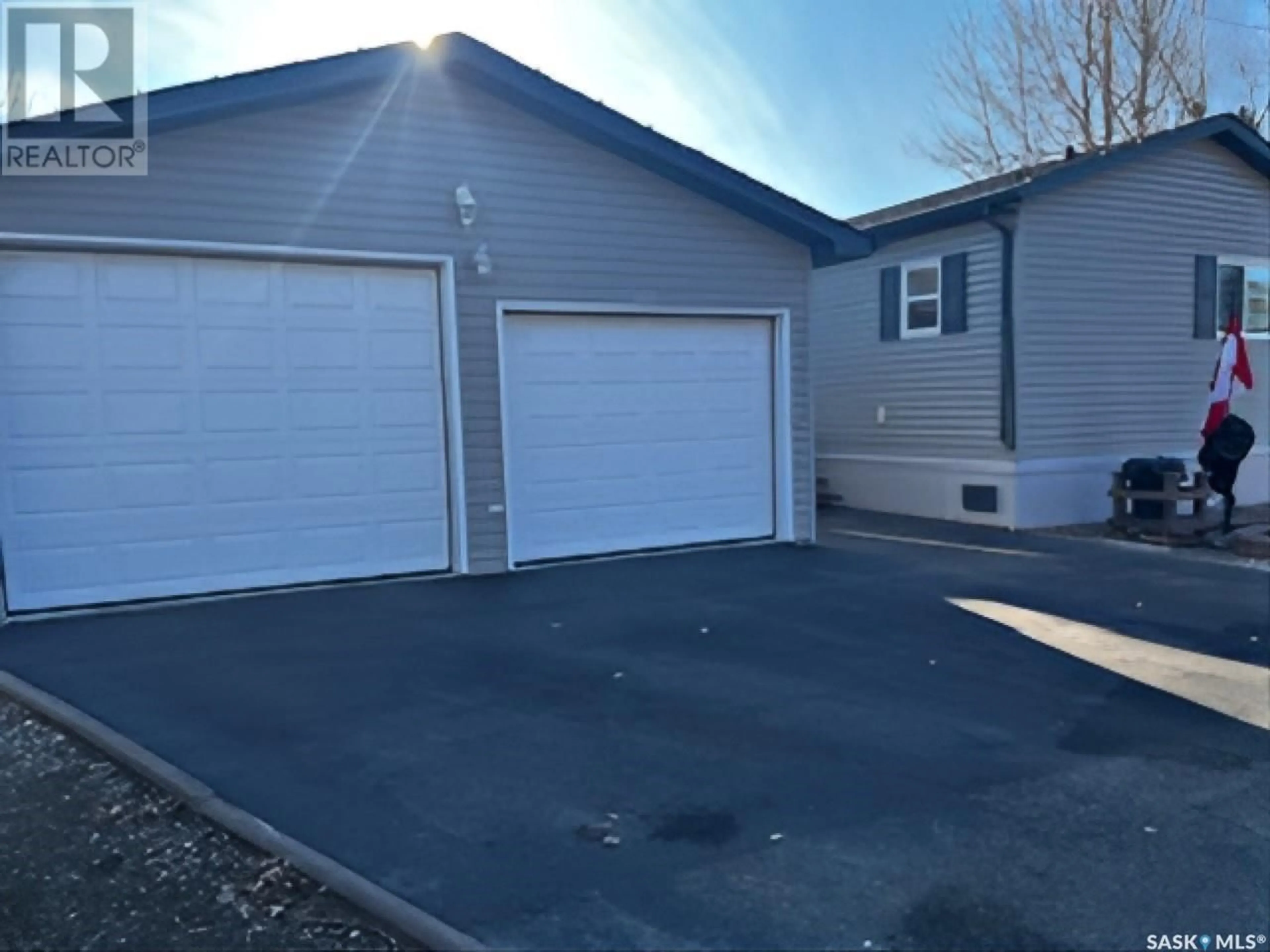 Indoor garage for B6 1295 9th AVENUE NE, Moose Jaw Saskatchewan S6J1C6