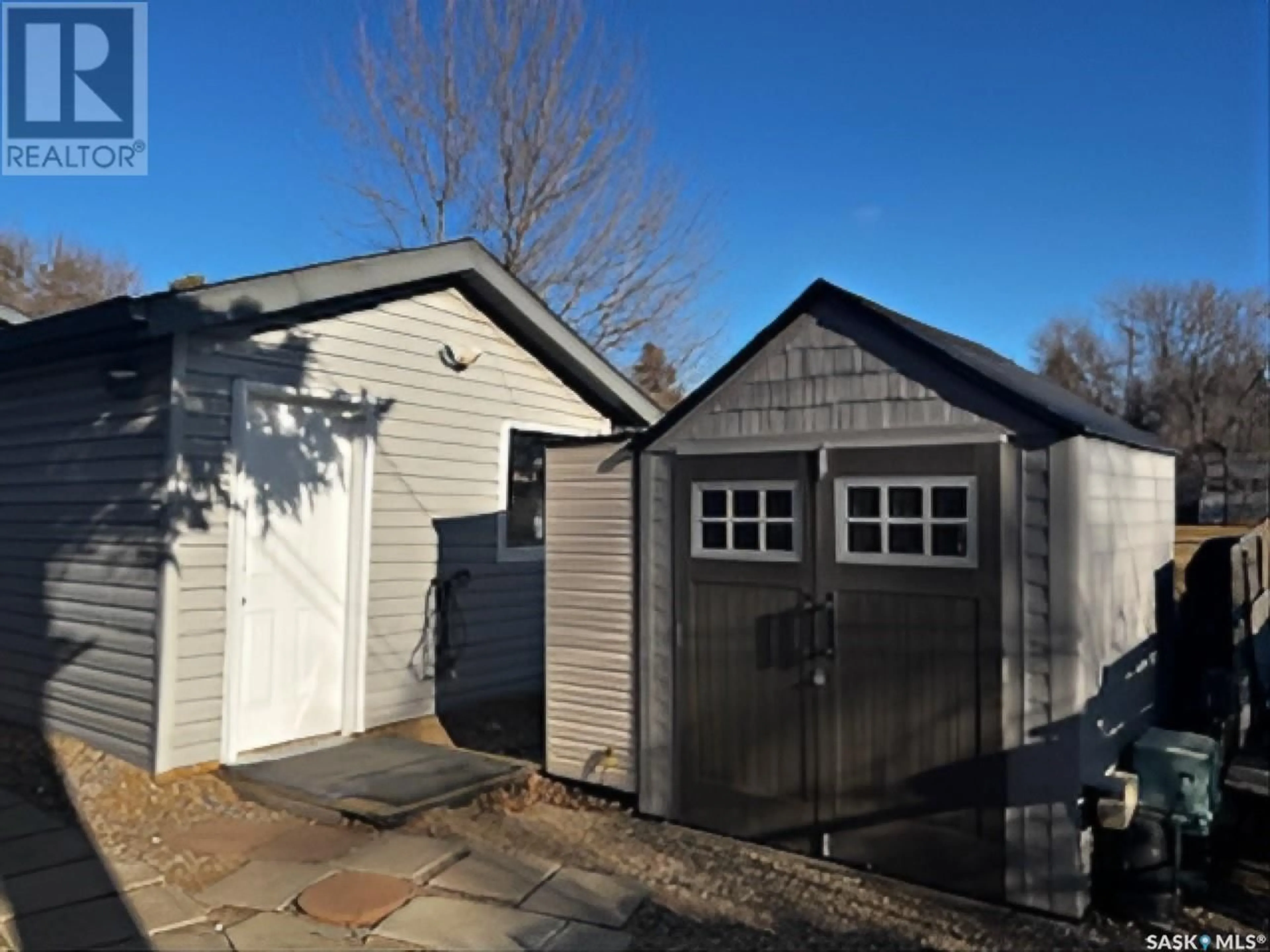 Indoor garage for B6 1295 9th AVENUE NE, Moose Jaw Saskatchewan S6J1C6