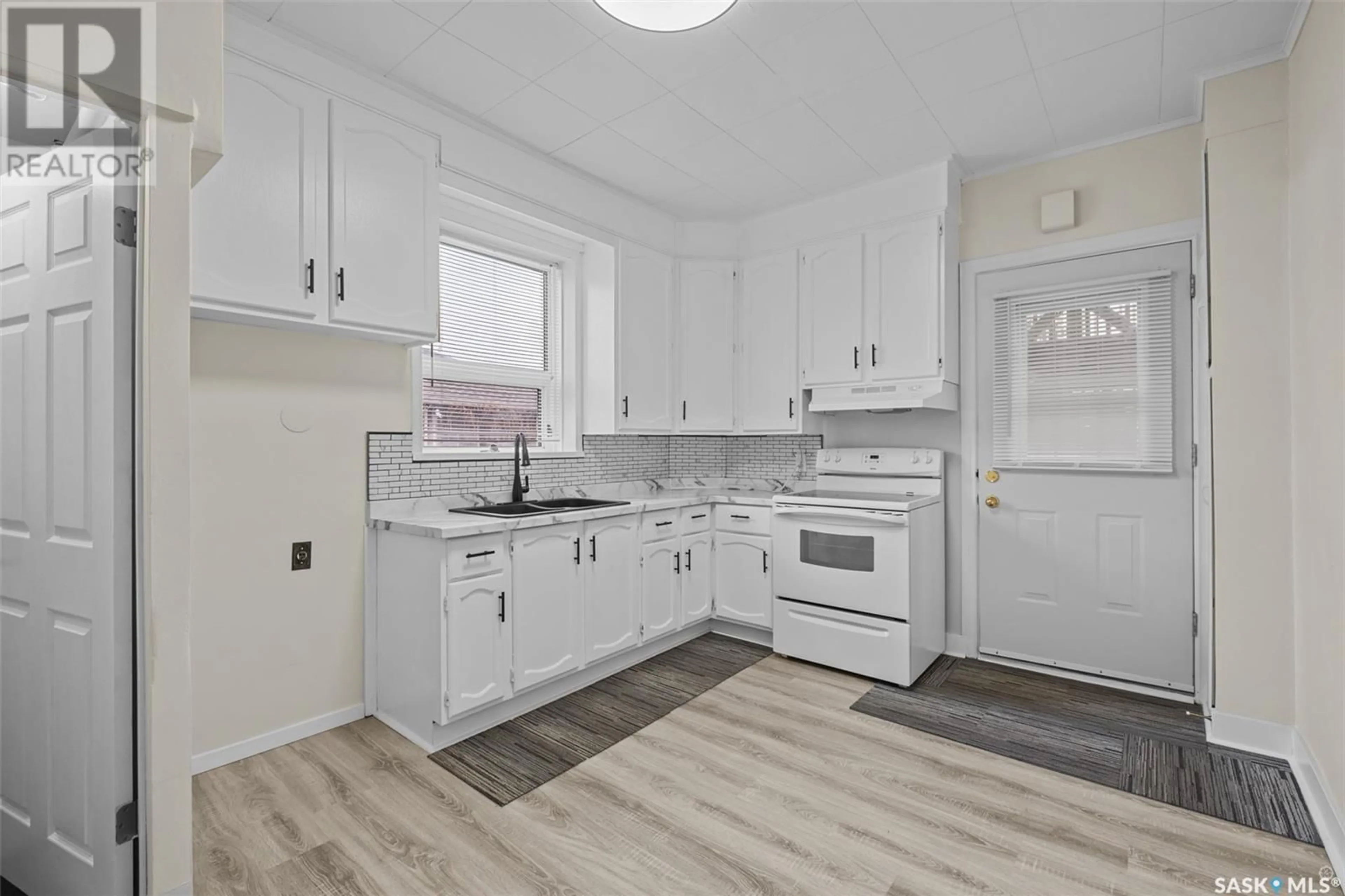 Standard kitchen, ceramic/tile floor for 331 12th STREET E, Prince Albert Saskatchewan S6V1C2