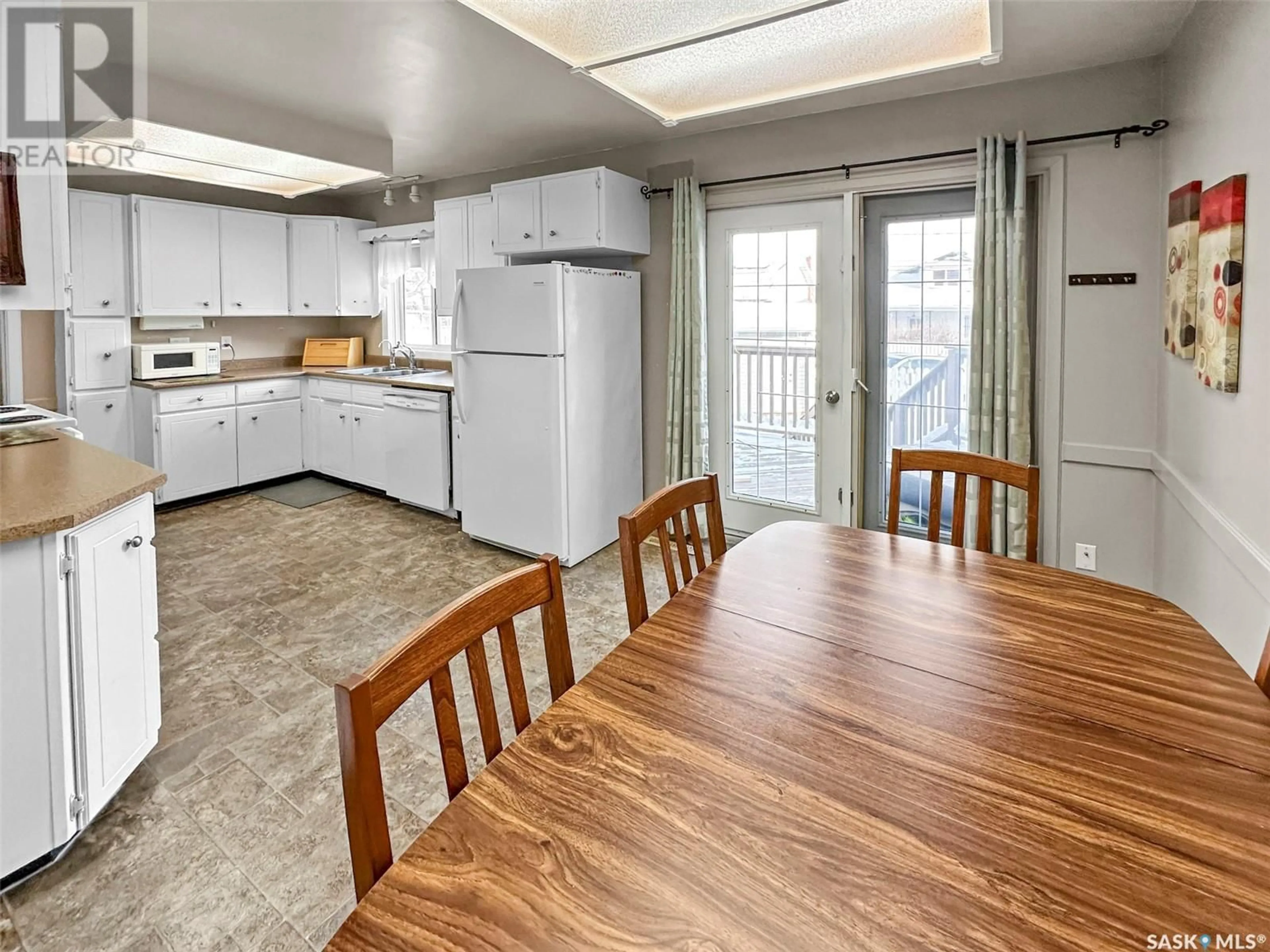 Open concept kitchen, unknown for 511 3rd AVENUE NE, Swift Current Saskatchewan S9H2H3