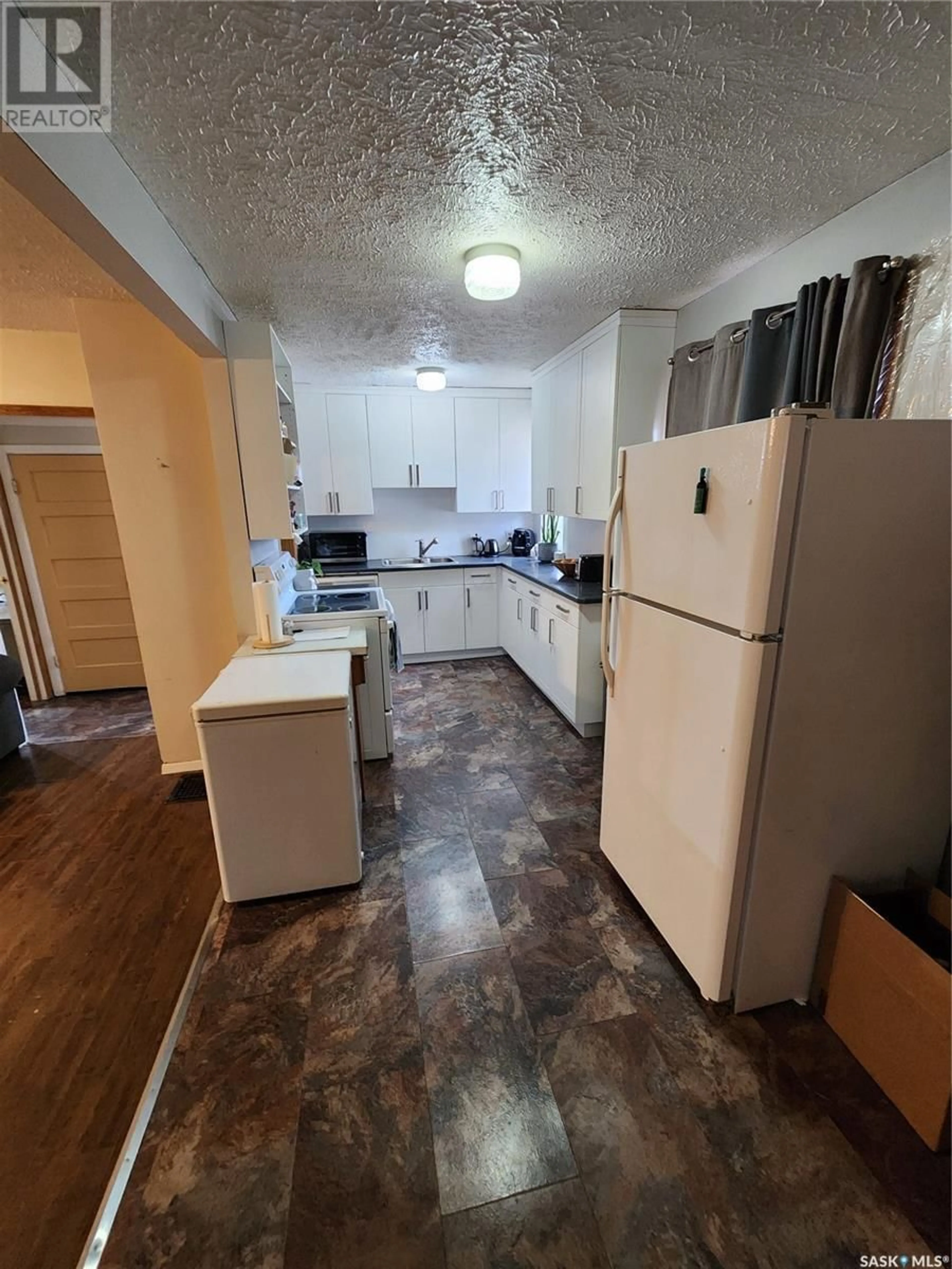 Standard kitchen, unknown for 813 SOURIS AVENUE, Weyburn Saskatchewan S4H0E5