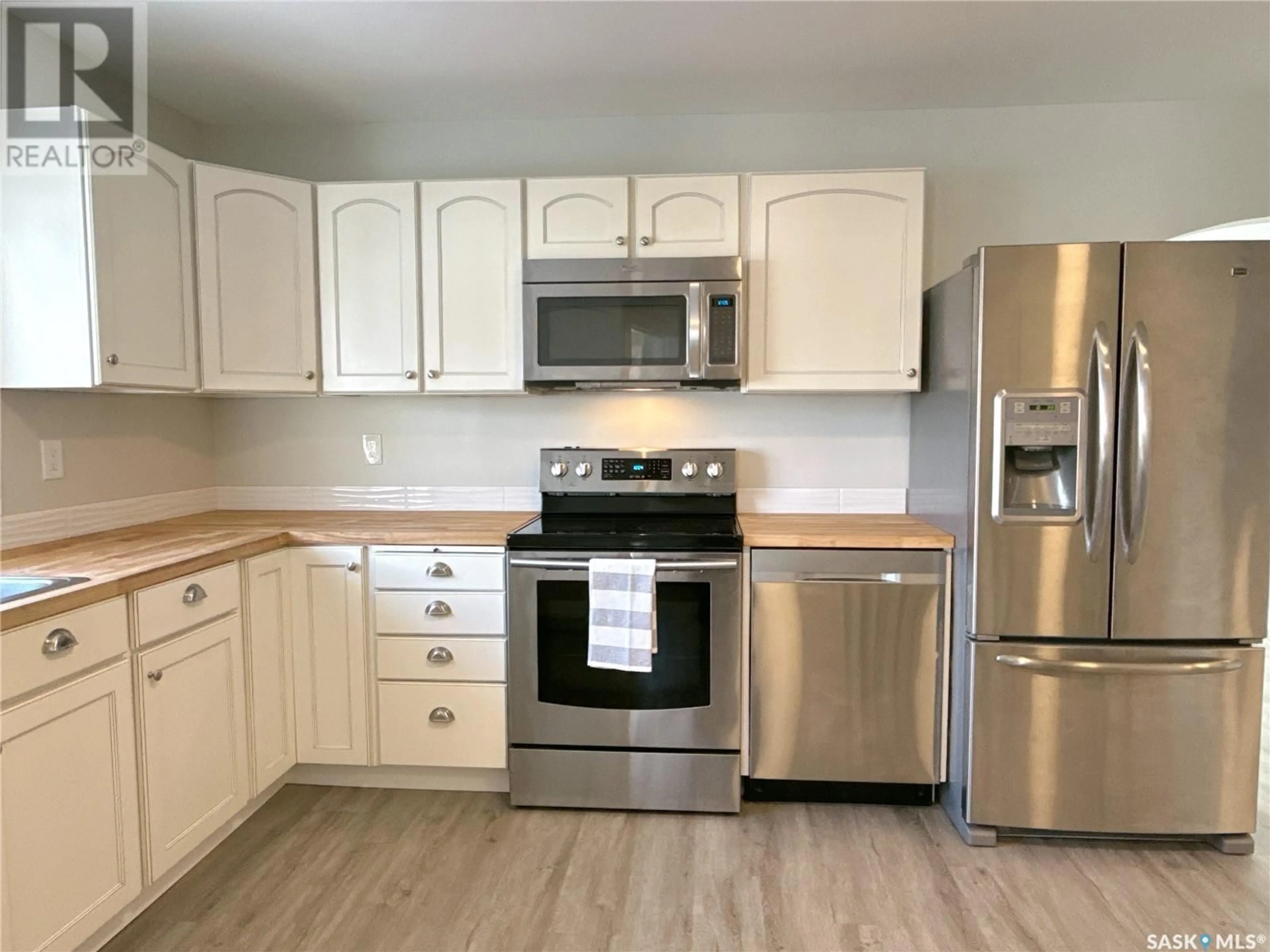 Standard kitchen, wood/laminate floor for 216 College AVENUE E, Regina Saskatchewan S4N0V6