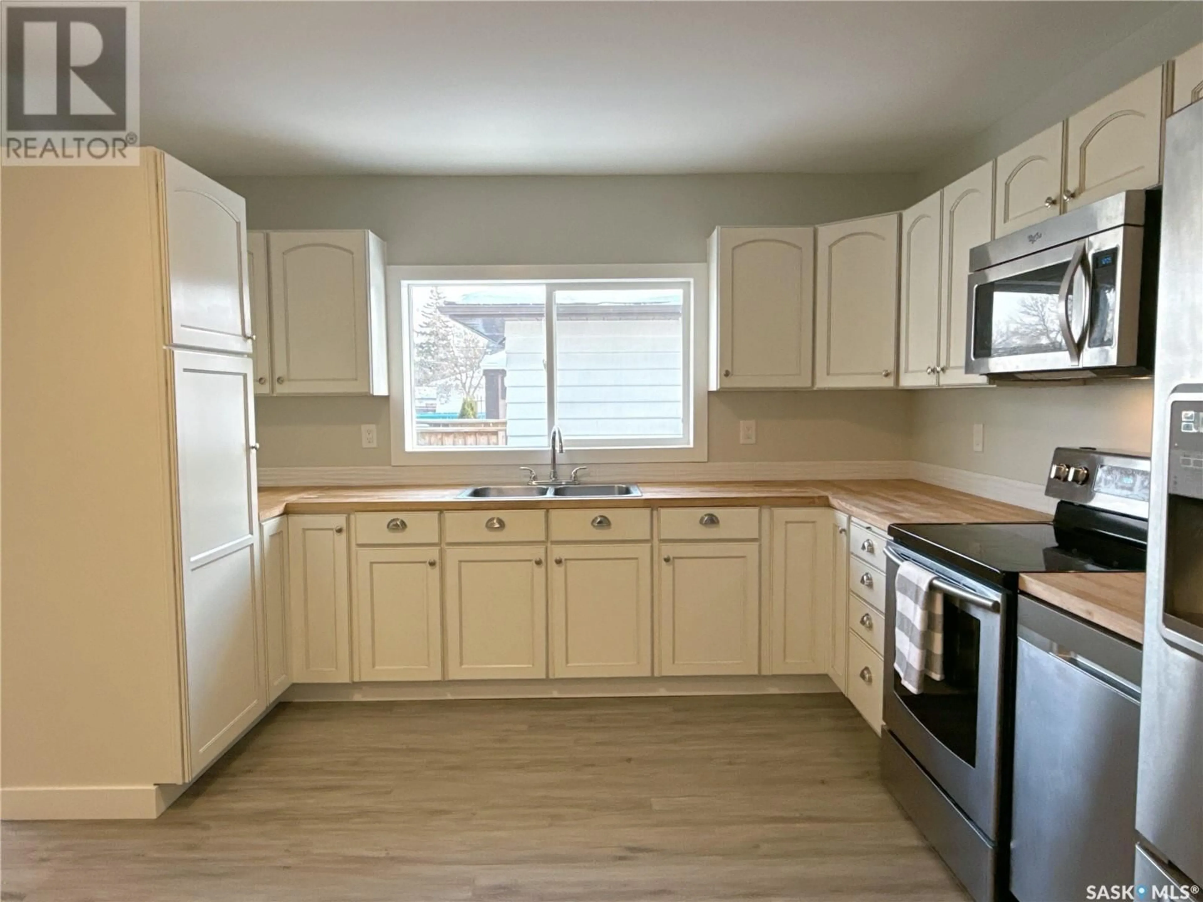 Standard kitchen, unknown for 216 College AVENUE E, Regina Saskatchewan S4N0V6