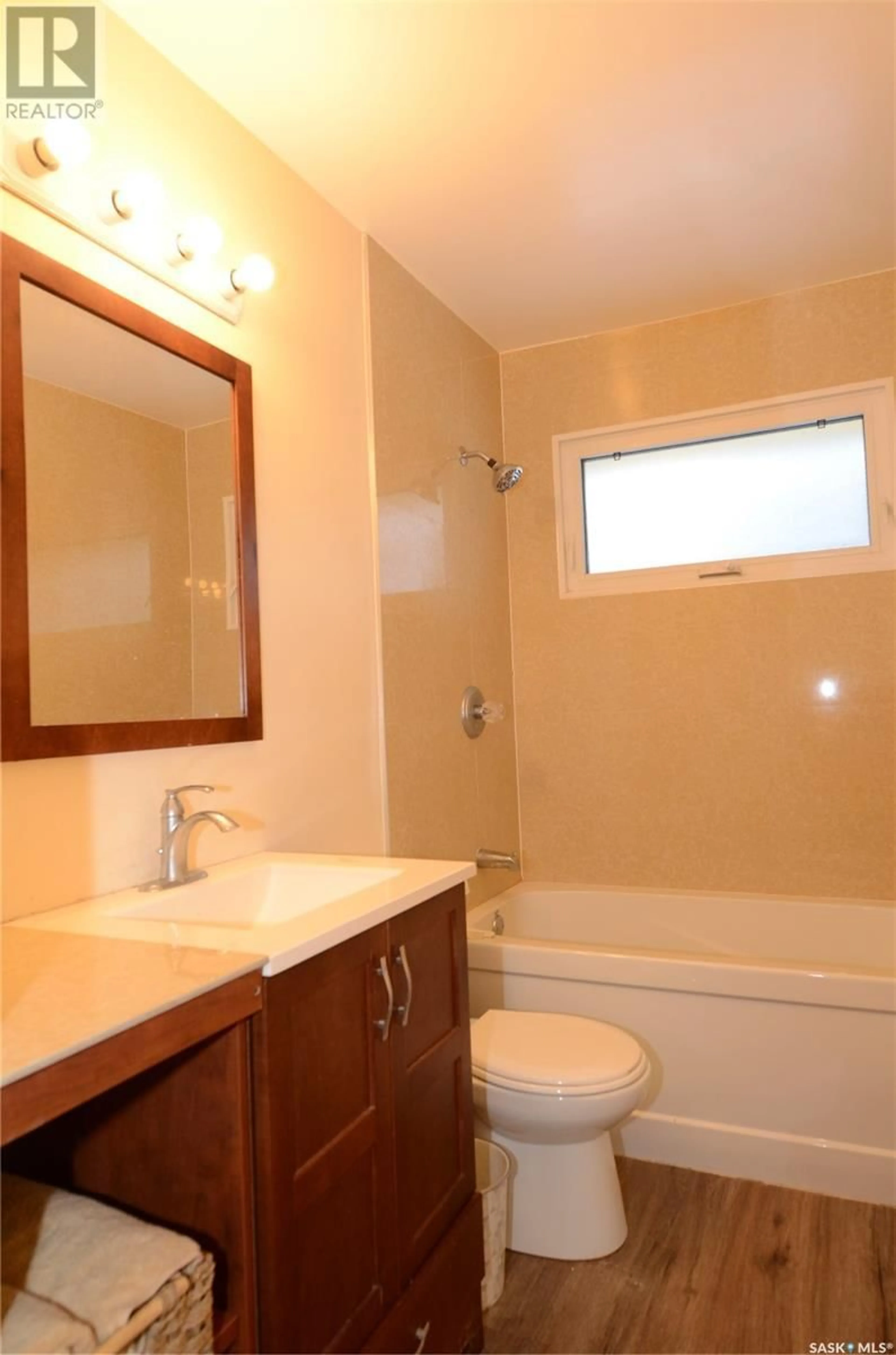 Standard bathroom, ceramic/tile floor for 94 Dunning CRESCENT, Regina Saskatchewan S4S3W1