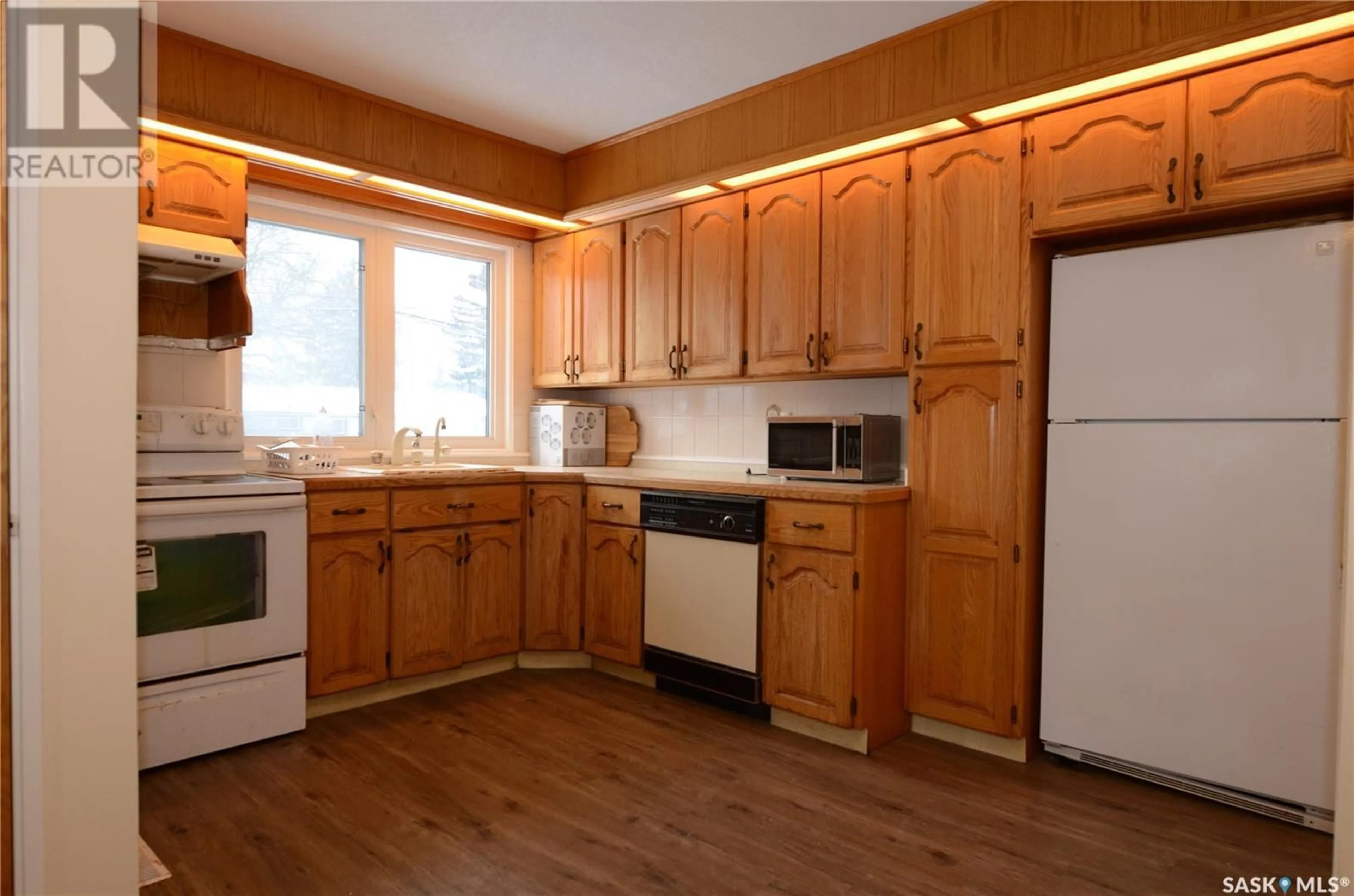 Standard kitchen, wood/laminate floor for 94 Dunning CRESCENT, Regina Saskatchewan S4S3W1