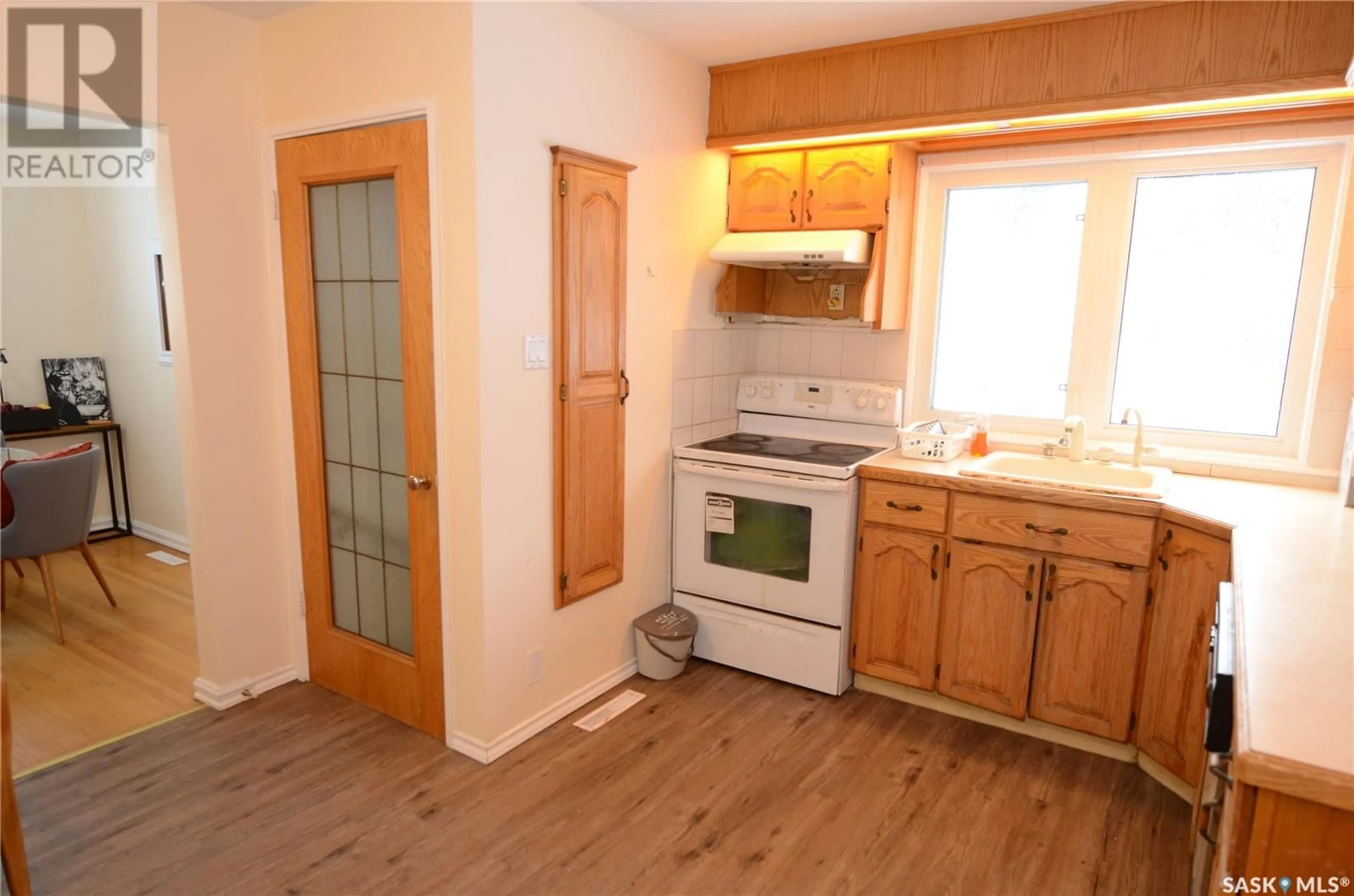 Standard kitchen, wood/laminate floor for 94 Dunning CRESCENT, Regina Saskatchewan S4S3W1